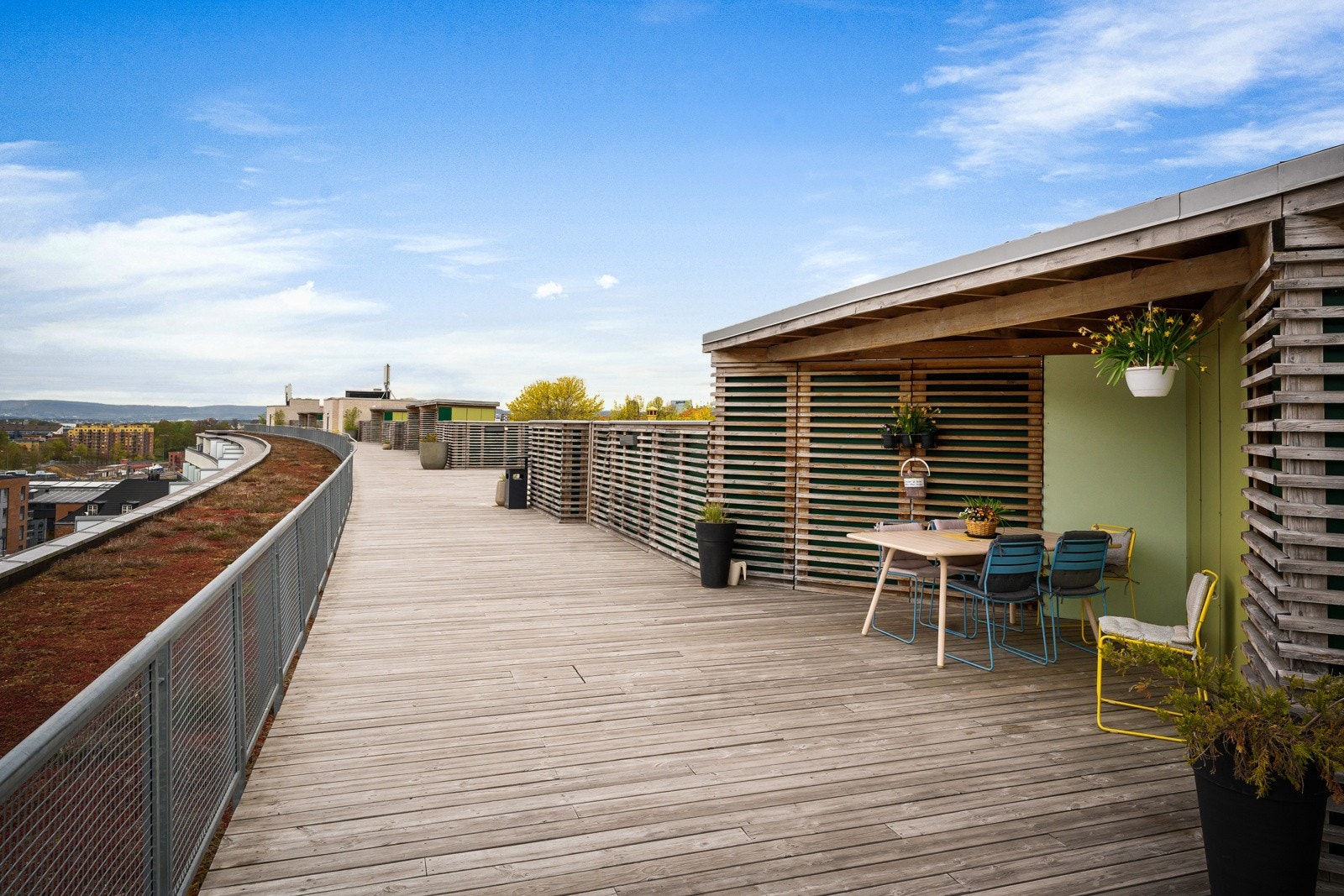 Prikken over i'en er en herlig, felles takterrasse hvor utsikten kan nytes til det fulle. Galleribilde