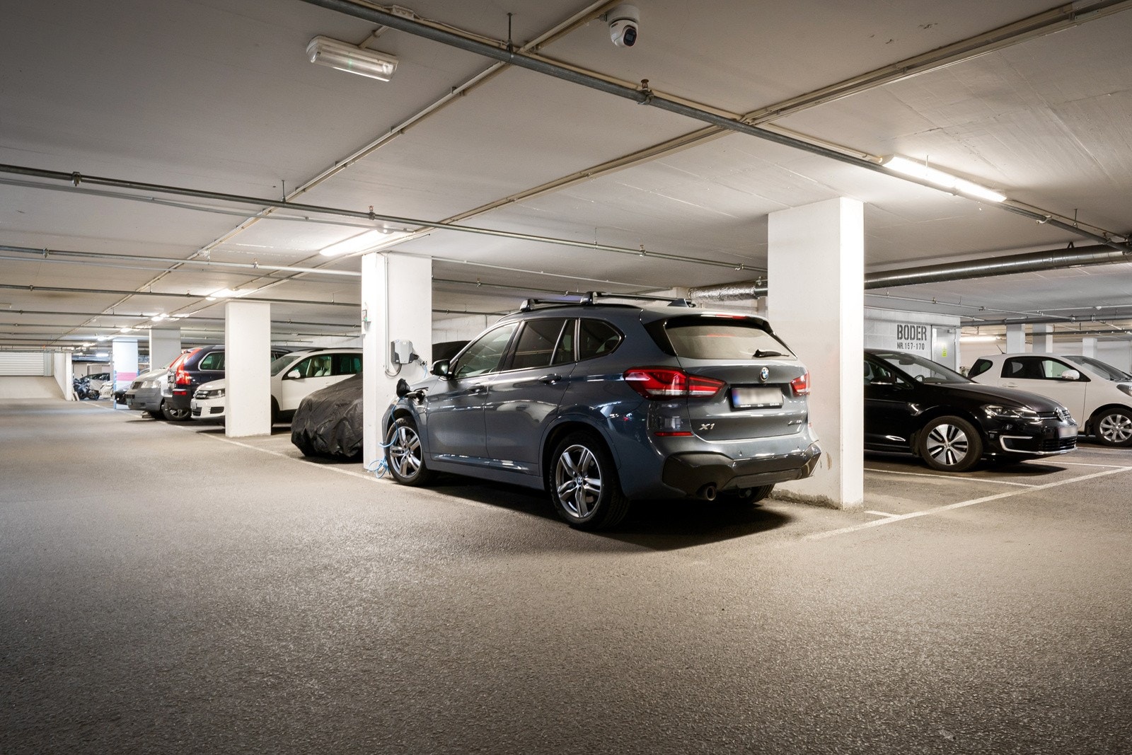 Det medfølger en parkeringsplass i felles garasjeanlegg (bruksrett til garasjeplass nr. 174 iht. vedtekter). Ved parkeringsplassen ble det installert elbillader i desember i 2021. Øvrig parkering etter områdets gjeldende bestemmelser. Galleribilde