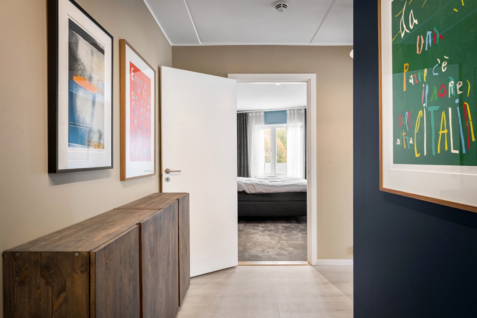 Ved entreen/gangen er det plass for garderobeskap, kommode eller annet ønskelig møblement. Galleribilde