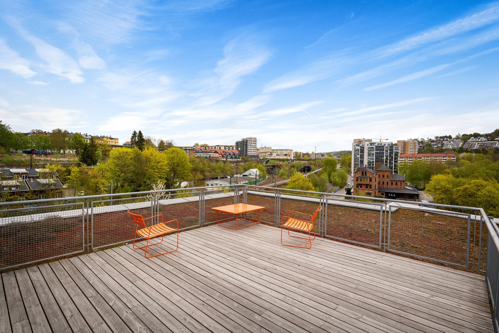 Prikken over i'en er en herlig, felles takterrasse hvor utsikten kan nytes til det fulle. Galleribilde