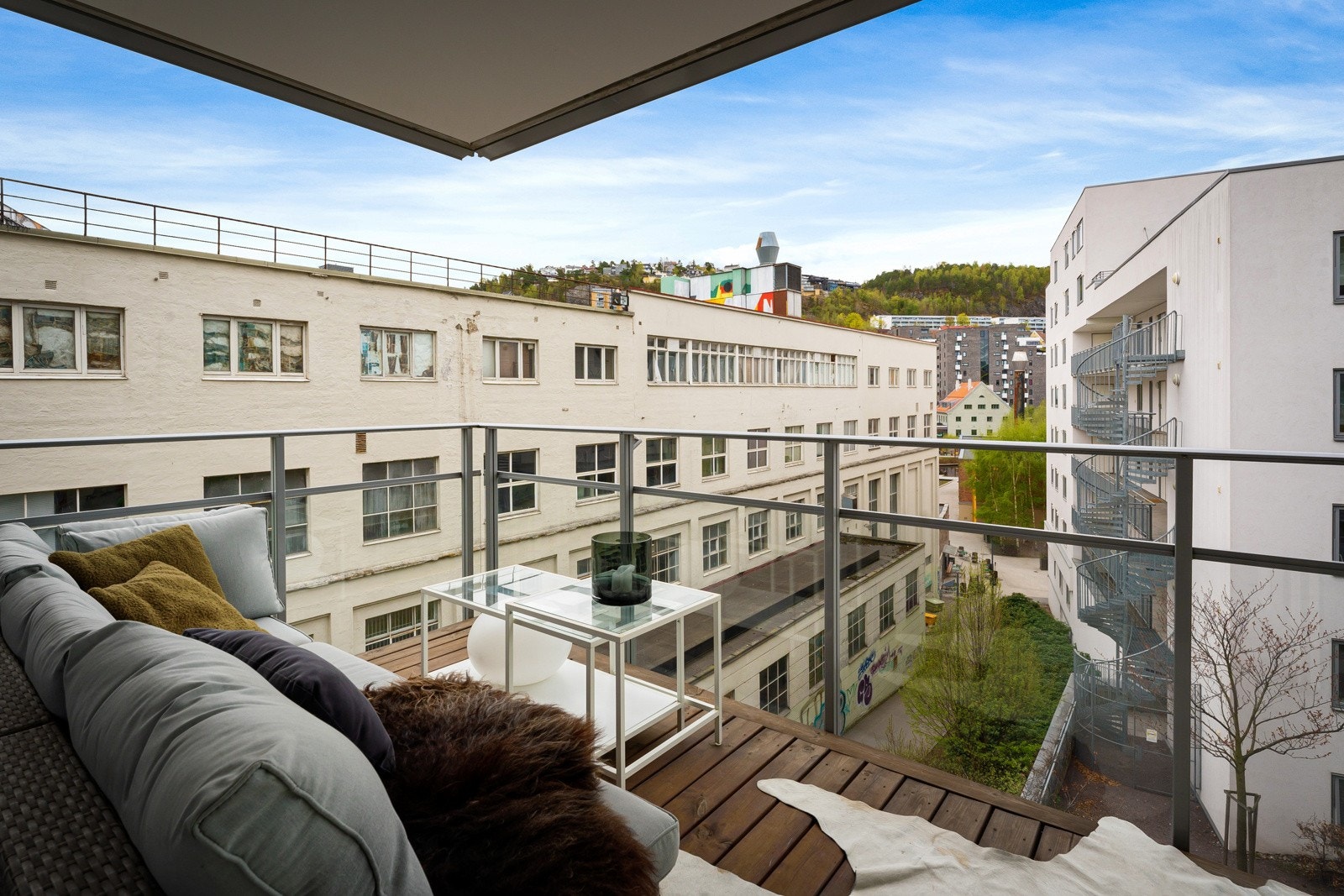 Balkongen har også stemningsfull belysning og et dobbelt stikk til terrassevarmer eller lignende. Fra balkongen kan man se utover særdeles pent opparbeidede fellesareal med internveier som snor seg blant gressplener, vakre sammenplantninger og lekeplass. Galleribilde