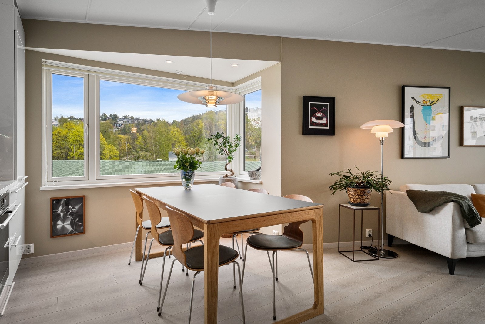 Stuen og kjøkkenet utgjør et stilig allrom med spiseplass mot kjøkkenet og utgang til balkong fra stuen. Galleribilde