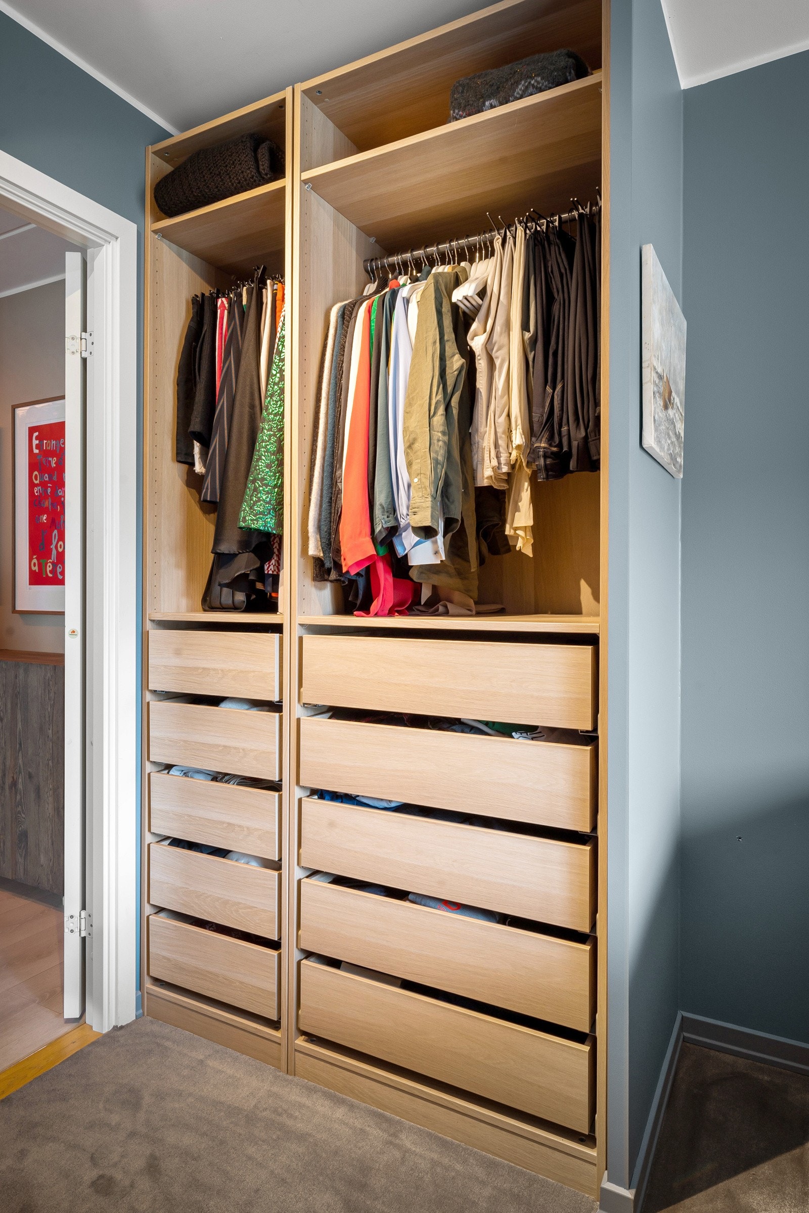 Innredningene består av eikefargede skapstammer med hyller, skuffer og oppheng. Galleribilde