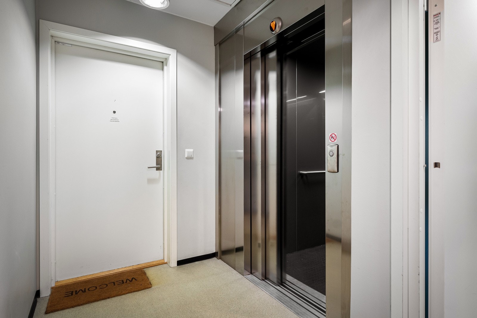 Fra garasjeanlegget kan man ta felles heis opp til leiligheten som ligger i fjerde etasje. Galleribilde