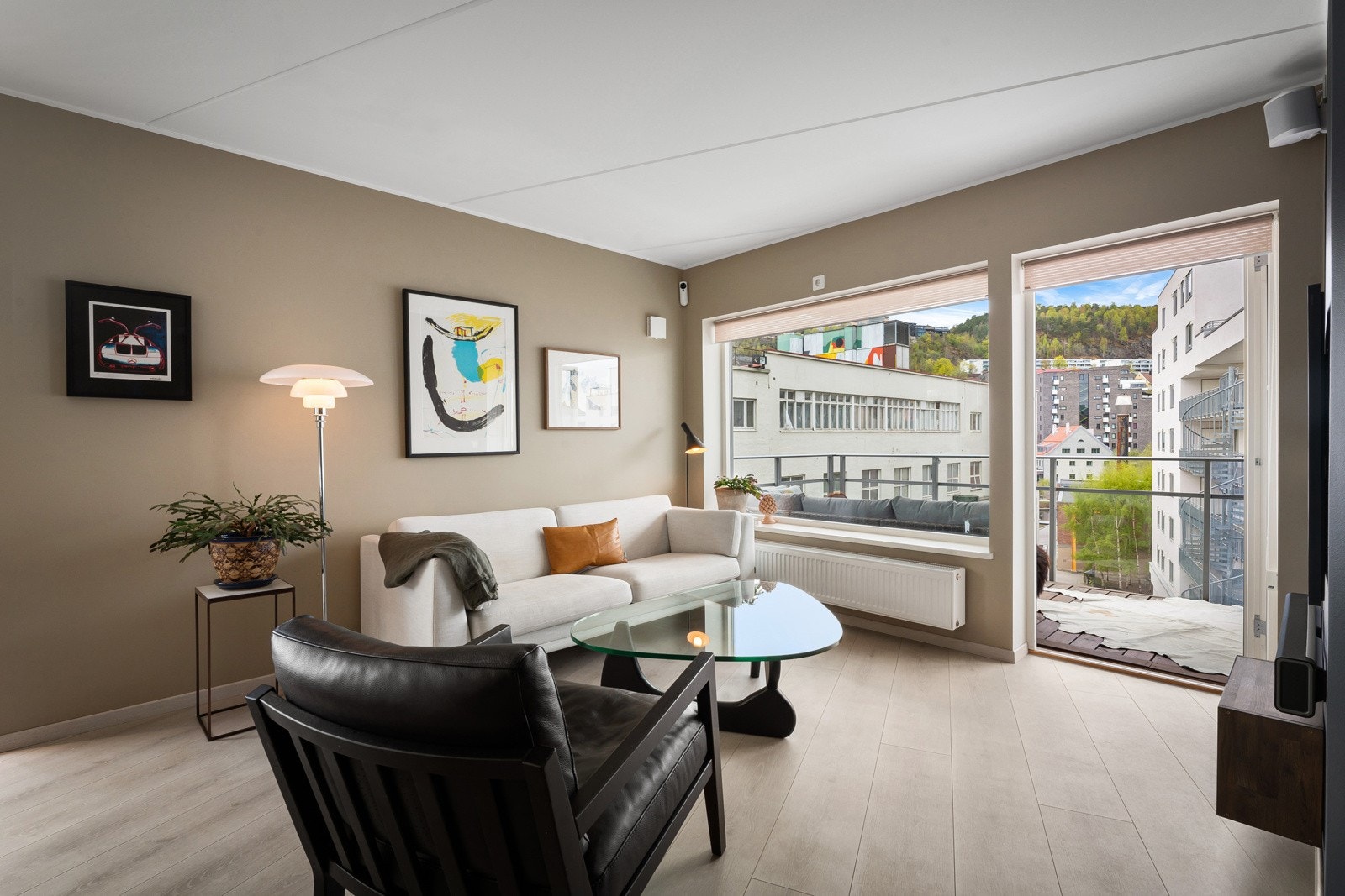 Stilig 3-roms endeleilighet med sydvendt balkong, godt utsyn, heis, garasjeplass og elbillader. IN-ordning. Galleribilde