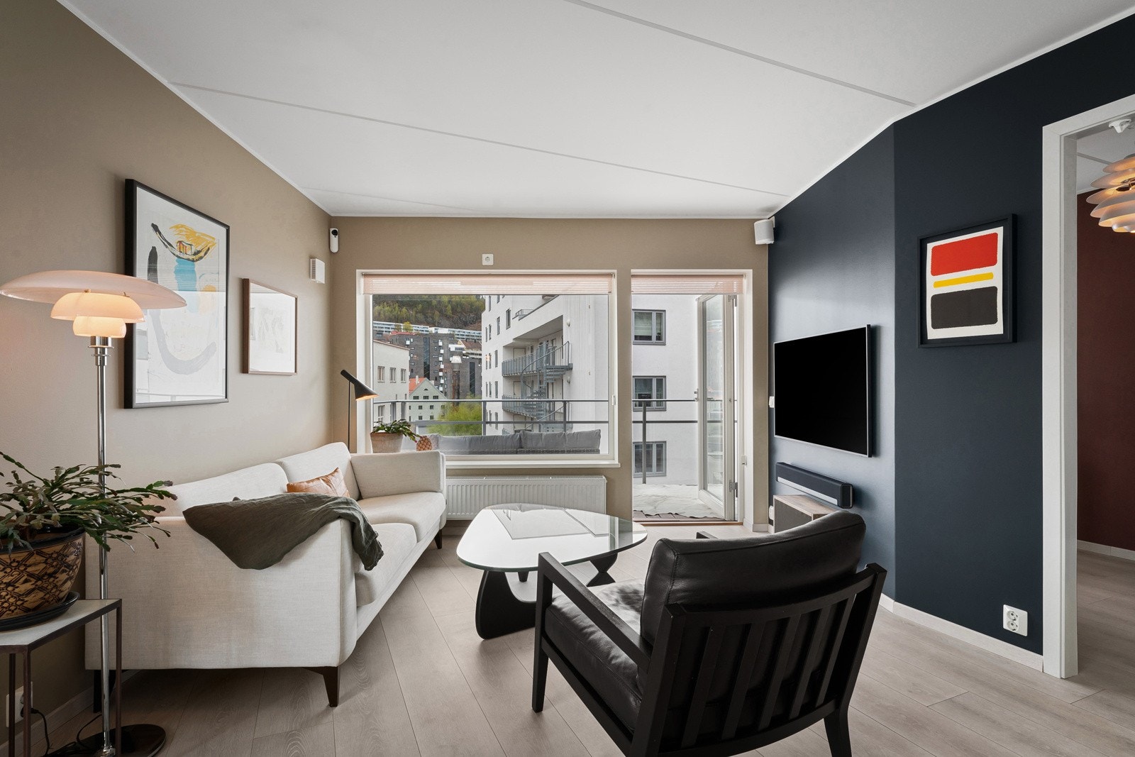 Stuen og kjøkkenet utgjør et stilig allrom med spiseplass mot kjøkkenet og utgang til balkong fra stuen. Galleribilde