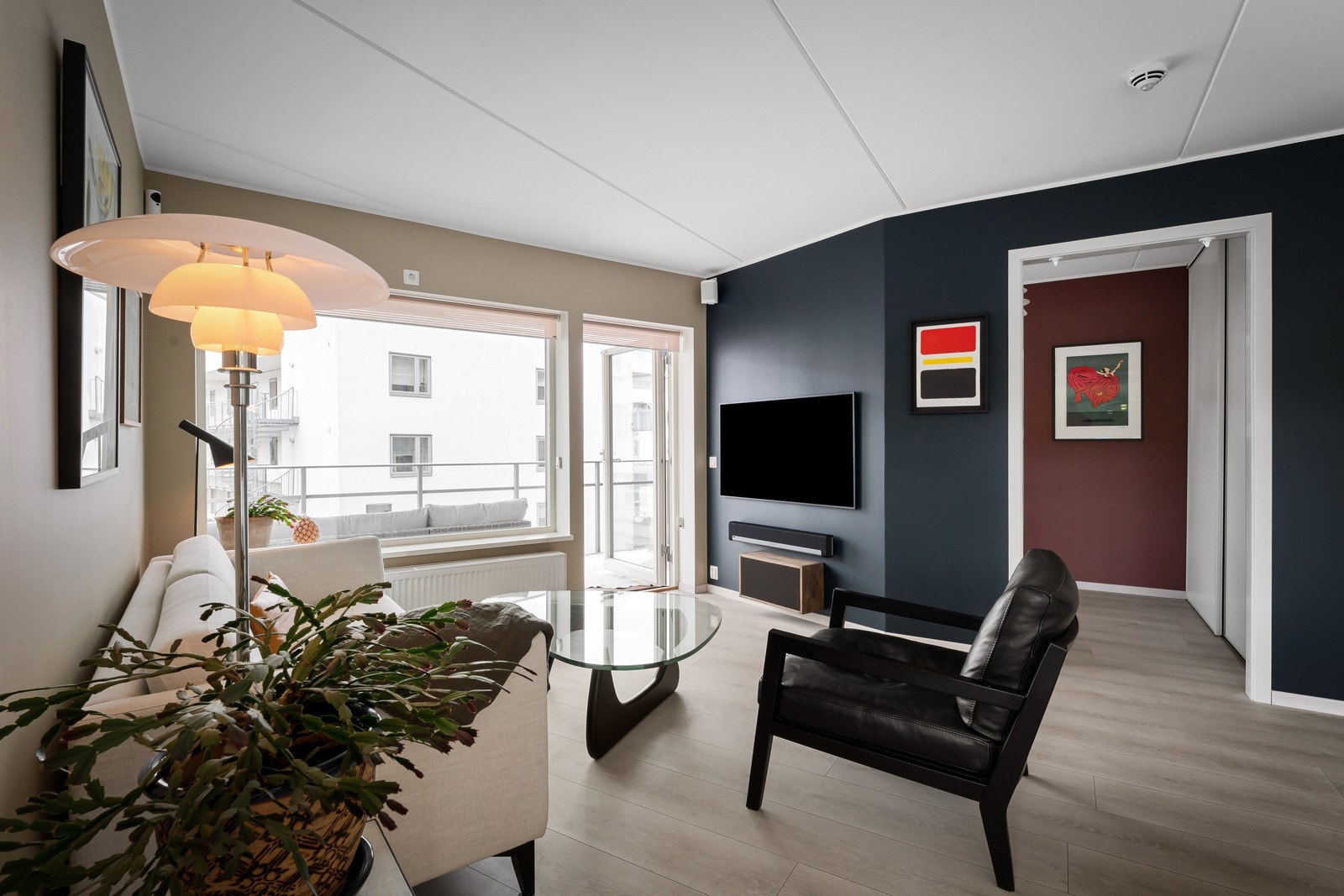 Gulvet er av typen Alloc enstavs laminatgulv i hvitpigmentert eik. Listverk ble byttet samtidig, og er i samme utførelse som gulv. Rommet har ellers plass til sofa med tv-løsning og får herlig dagslys via smarte vindusløsninger. Galleribilde