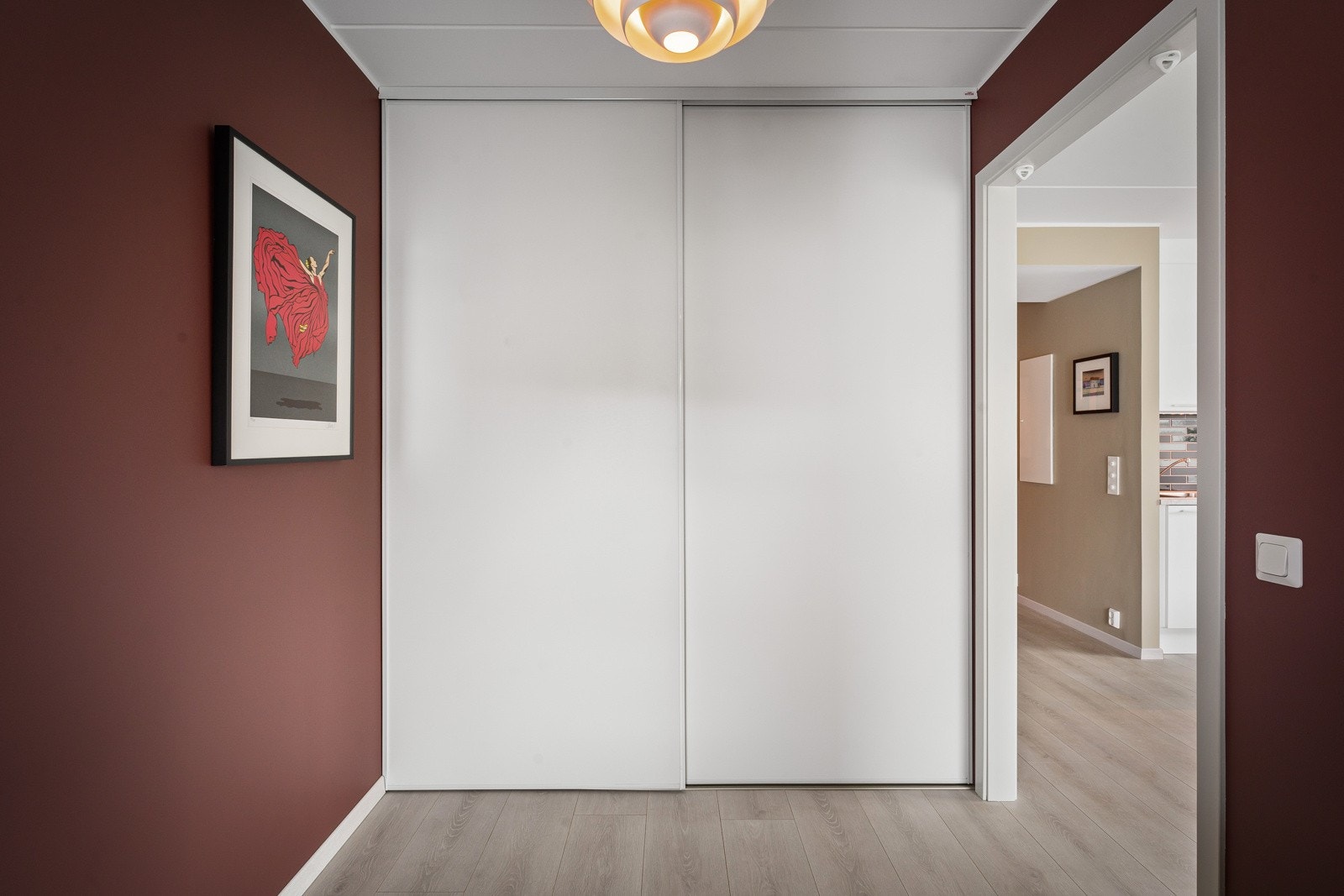 Det minste soverommet har praktisk skyvedørsgarderobe. Galleribilde