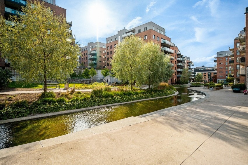 Bydelen er bygd på Kværner Bruks gamle tomt og har sentral beliggenhet med kort avstand til Gamlebyen, samt Bjørvika, der Operaen og Oslos nye finansdistrikt allerede er etablert. Galleribilde