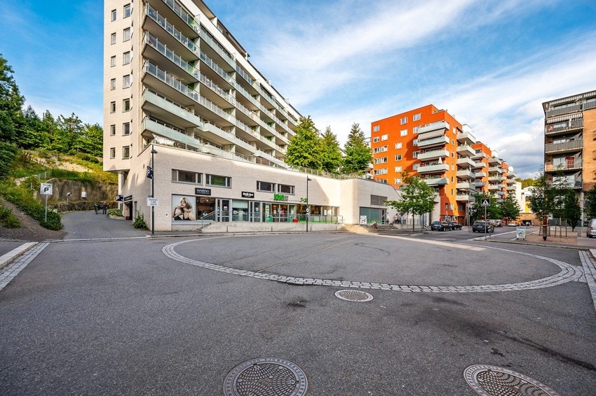 Det er også kort vei til treningssenter, dagligvare og idrettshall, samt Jordal sportspark med bl.a. fotballbane, skøytehall, amerikansk fotball og skateanlegg m.m. Galleribilde