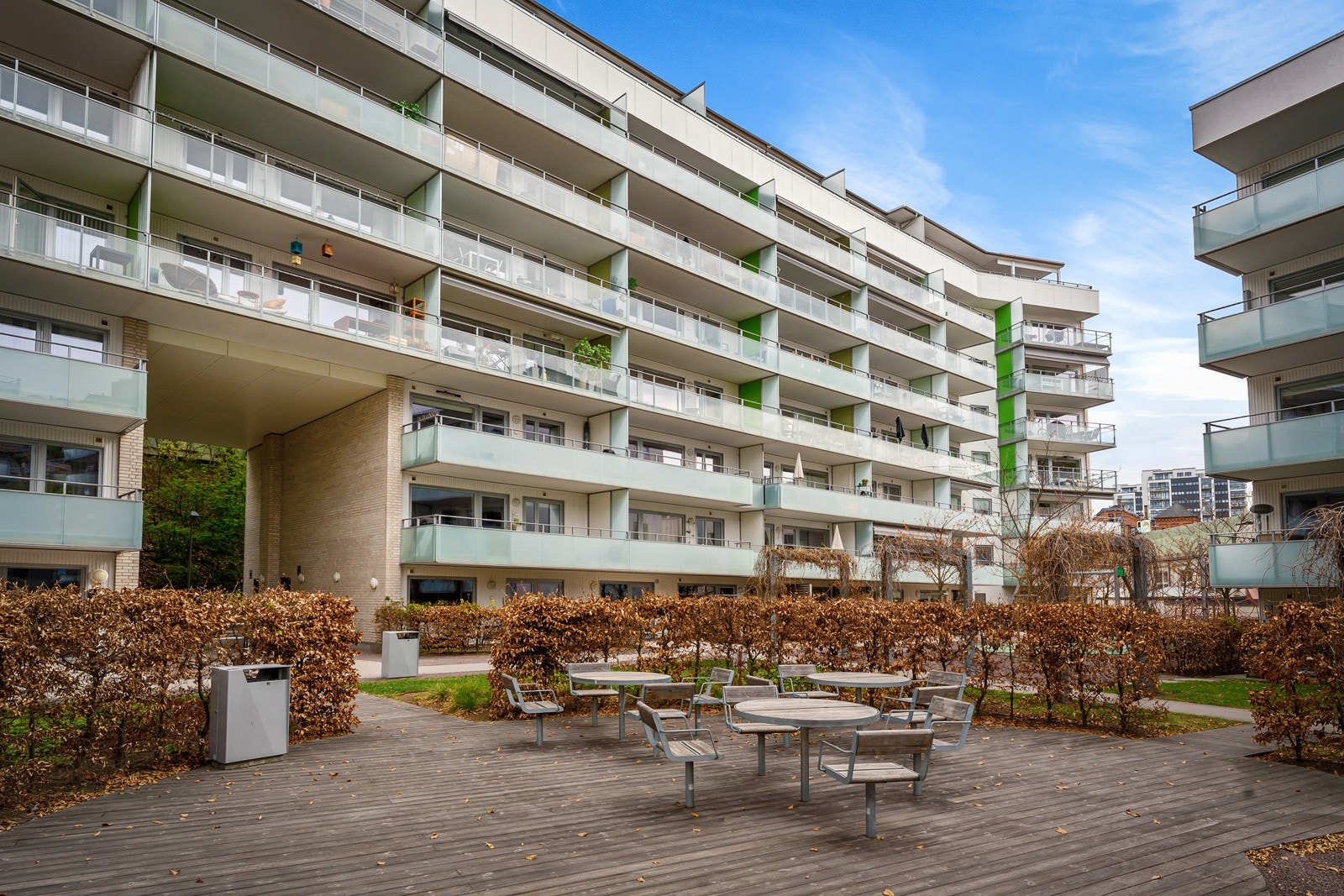 På bakkeplan er det også en stor markterrasse med flere sittebenker. Galleribilde