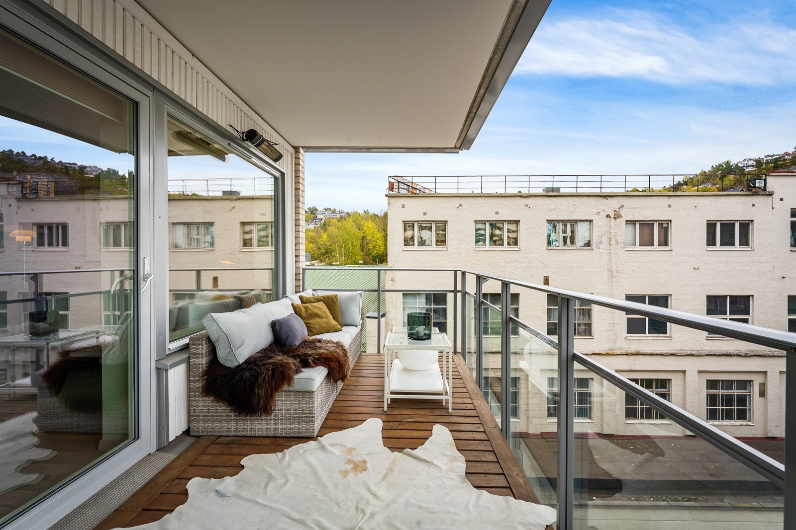 Fra stuen er det utgang til en sydvendt balkong på 12 kvm med godt utsyn. Galleribilde