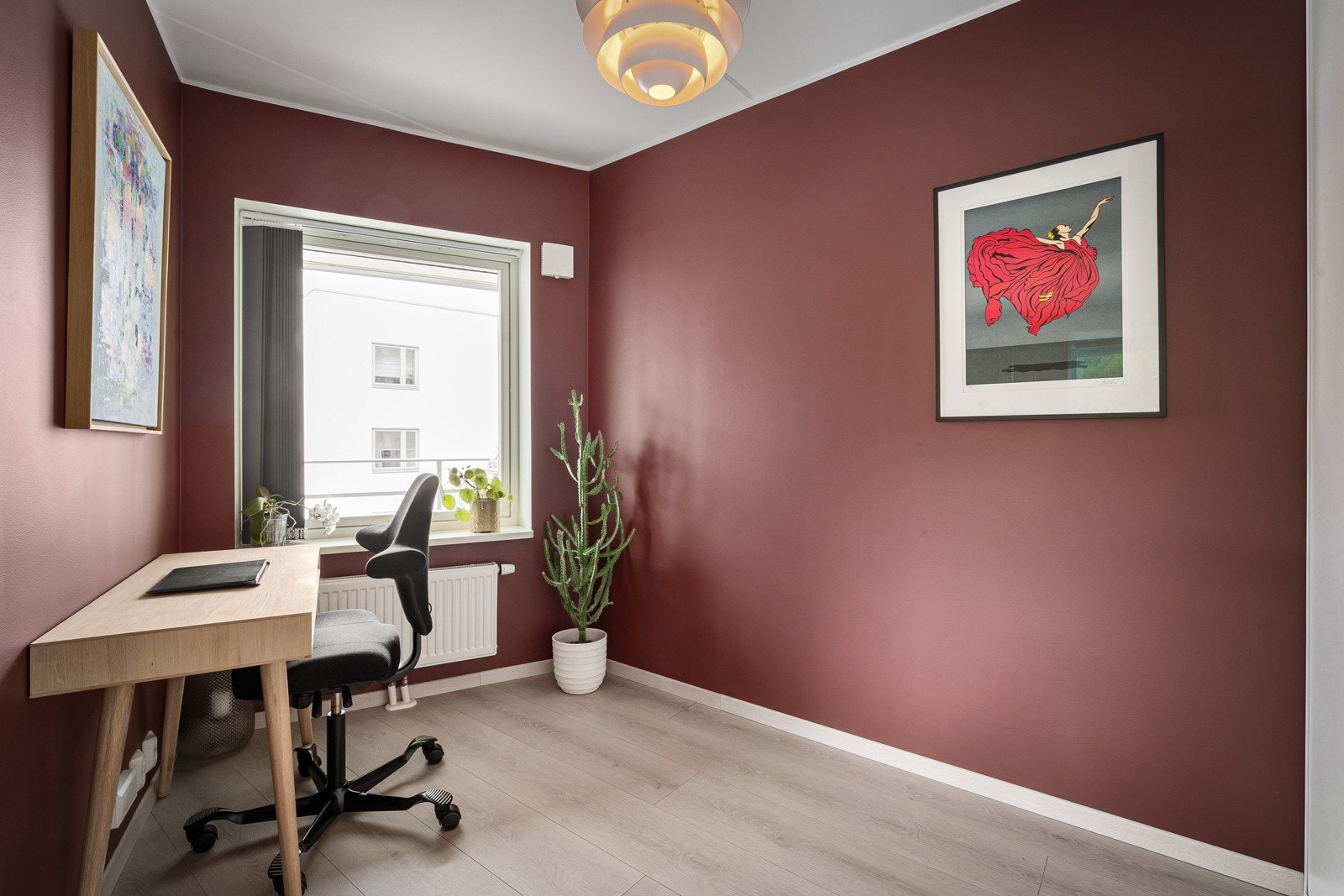 Begge rommene har malte vegger i trendy farger og godt lysinnslipp. Galleribilde