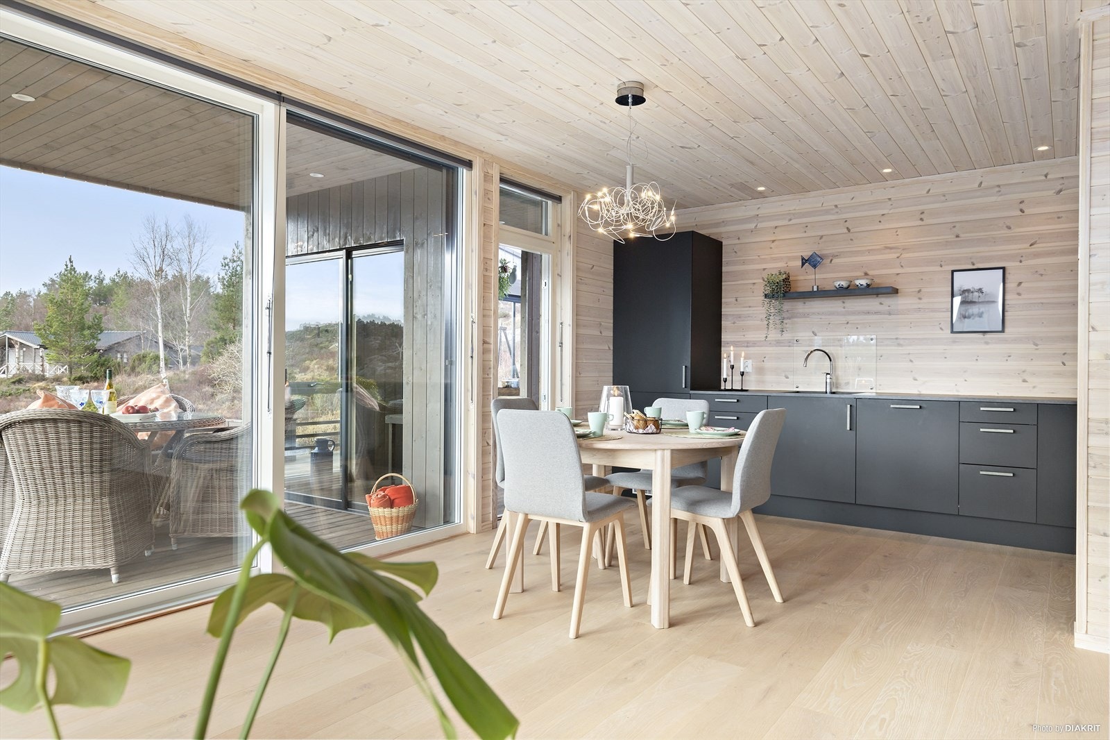 Stor skyvedør ut til overbygd terrasse Galleribilde