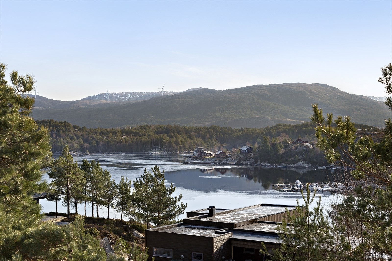Fin utsikt mot Fitjarfjellet Galleribilde