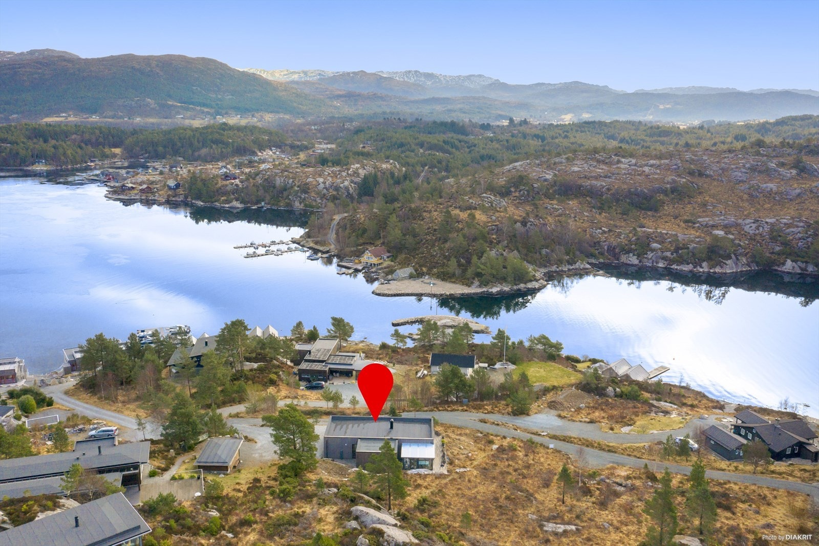 Innløpet til Hellandsfjorden - en trygg fjord, i le fra storhavet utenfor Galleribilde