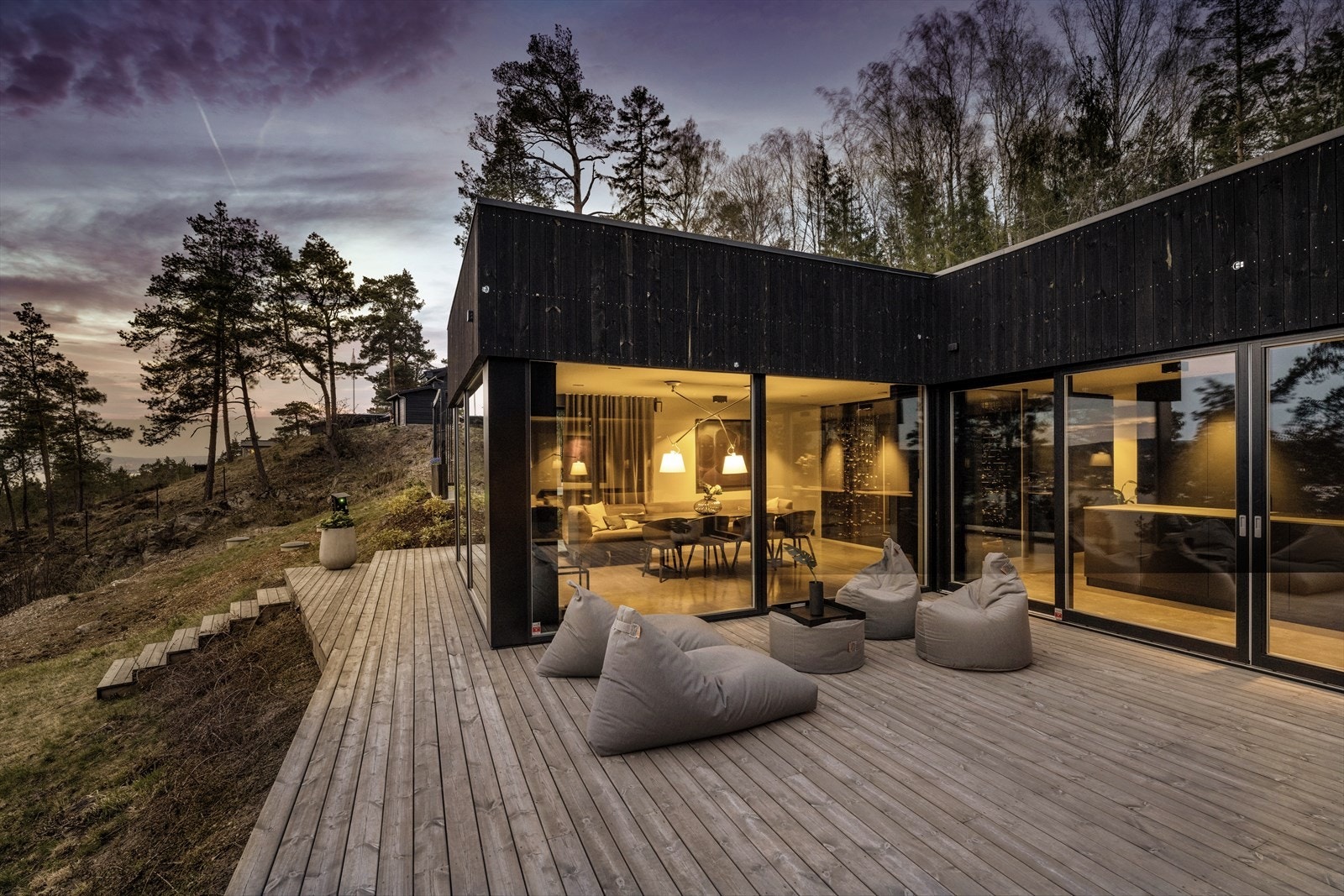 En sjønær eiendom med en stor, frittstående ettplans atriumsvilla (fra 2018) Galleribilde