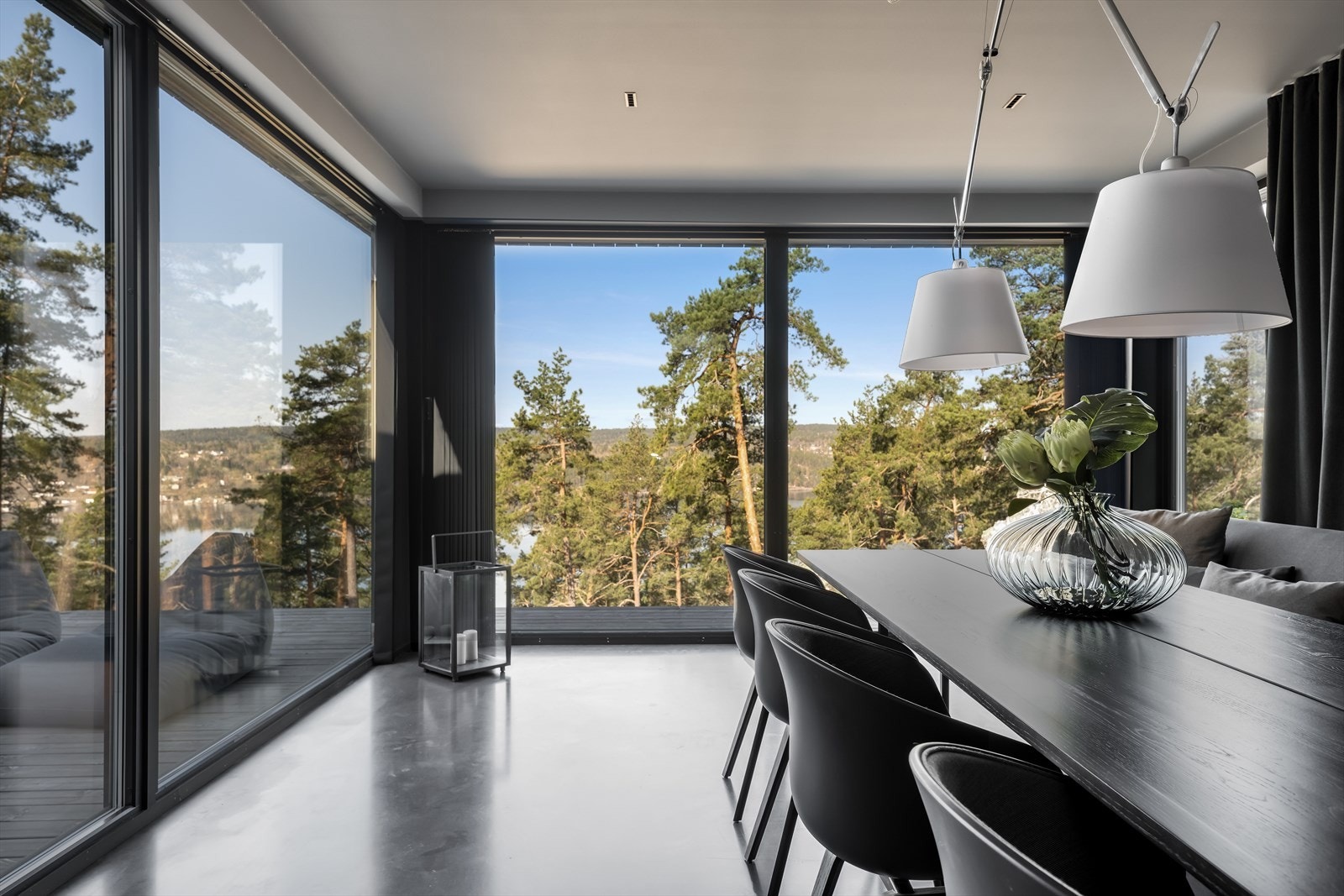 Store, rause spesiallagde vindusflater fra gulv til tak Galleribilde