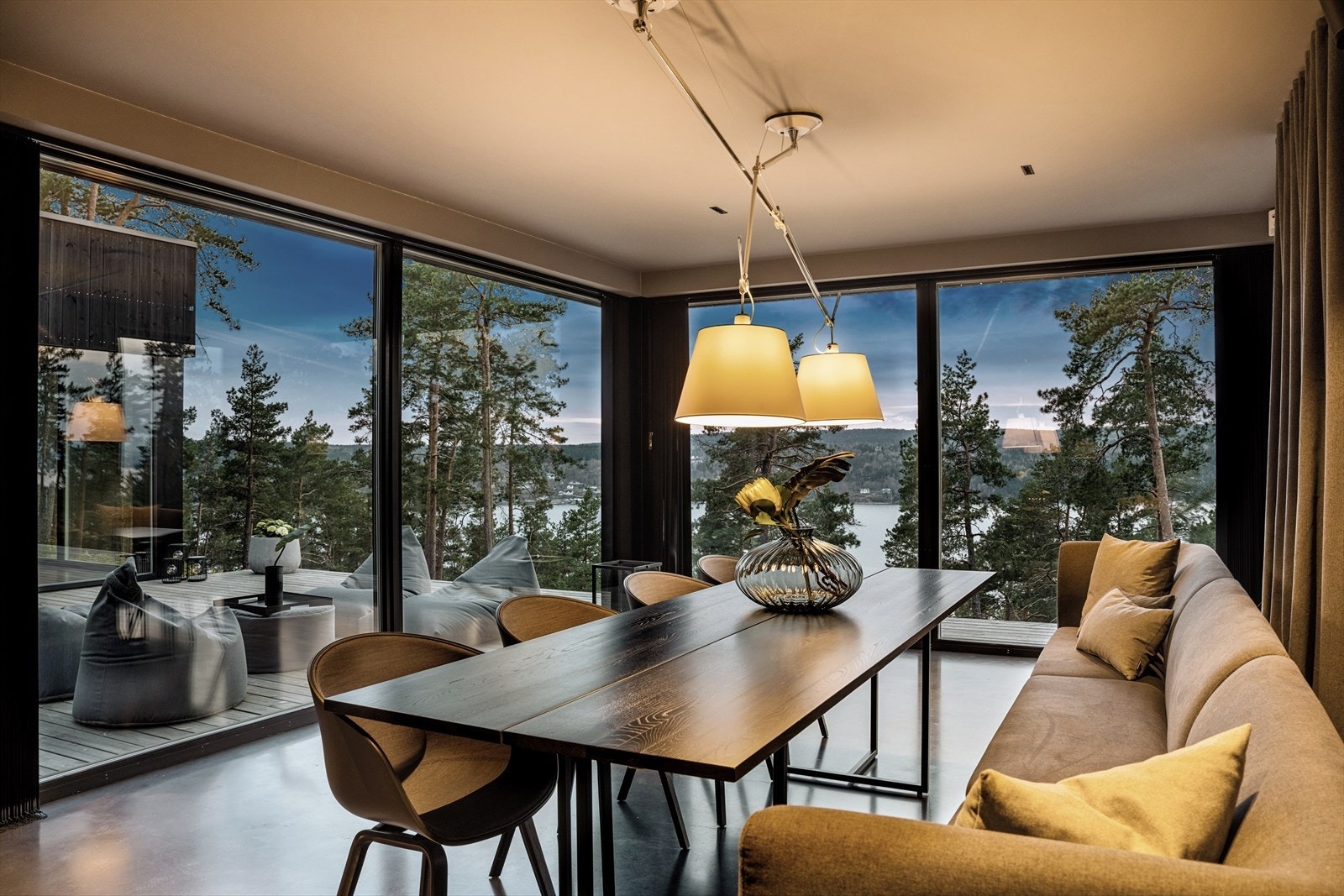 Boligen har en gjennomgående høy standard over det hele med delikate farge- og materialvalg Galleribilde