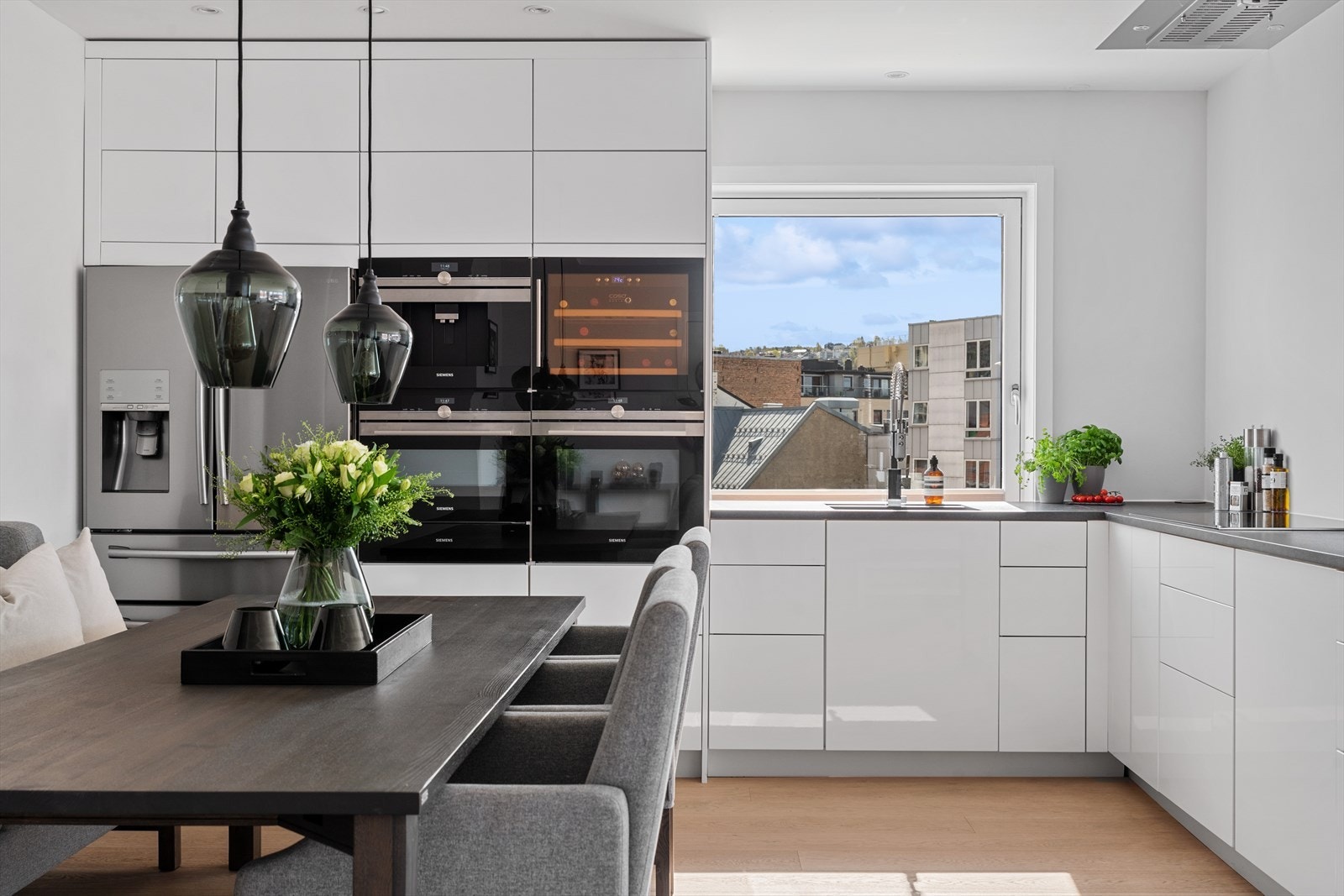 Integrerte hvitevarer: kaffemaskin, vinskap, stekeovn, oppvaskmaskin og kombi mikro - og stekeovn Galleribilde