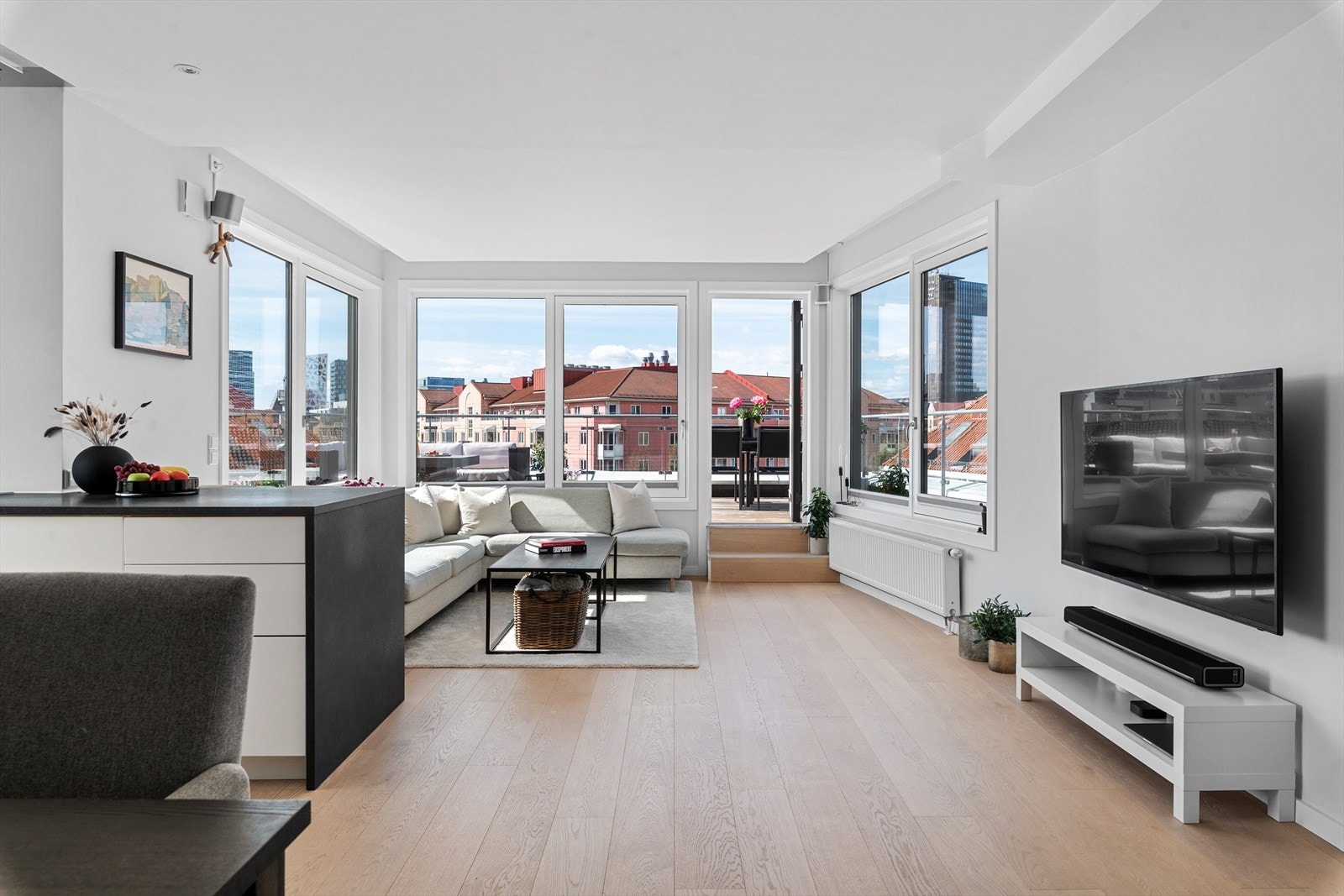 De store vindusflatene til uteplassen gir en herlig "inne/ute" følelse som forlenger stuen Galleribilde