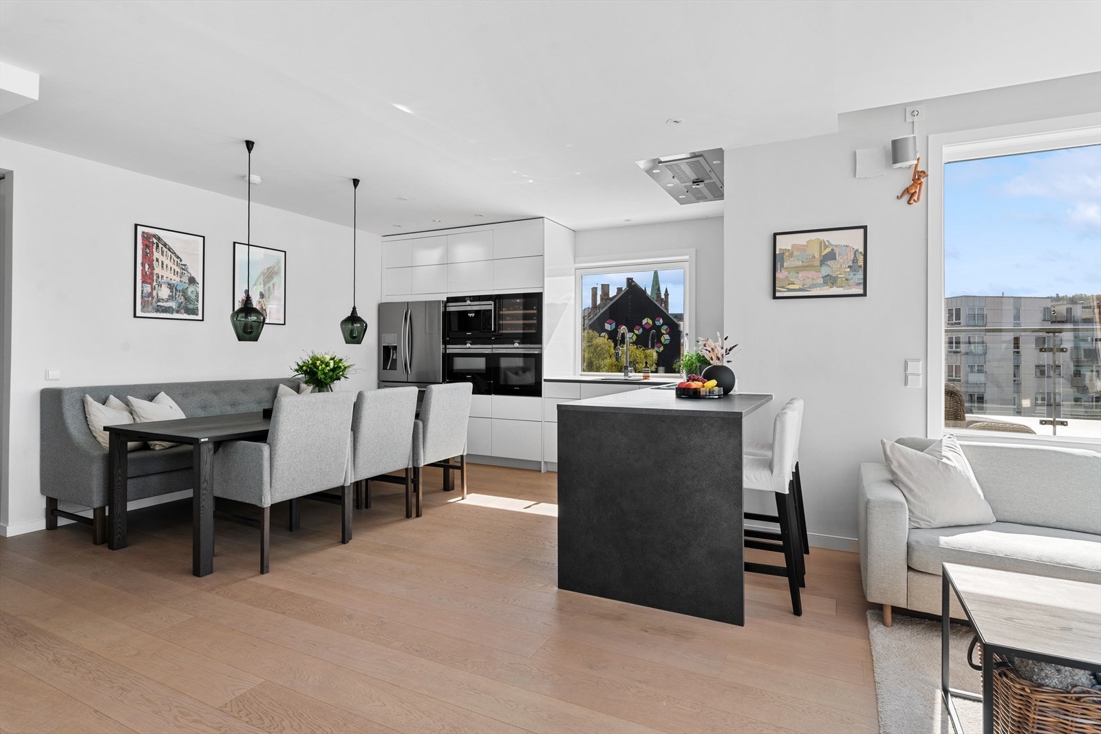 Flott 1-stavs eikeparkett i alle oppholdsrom Galleribilde