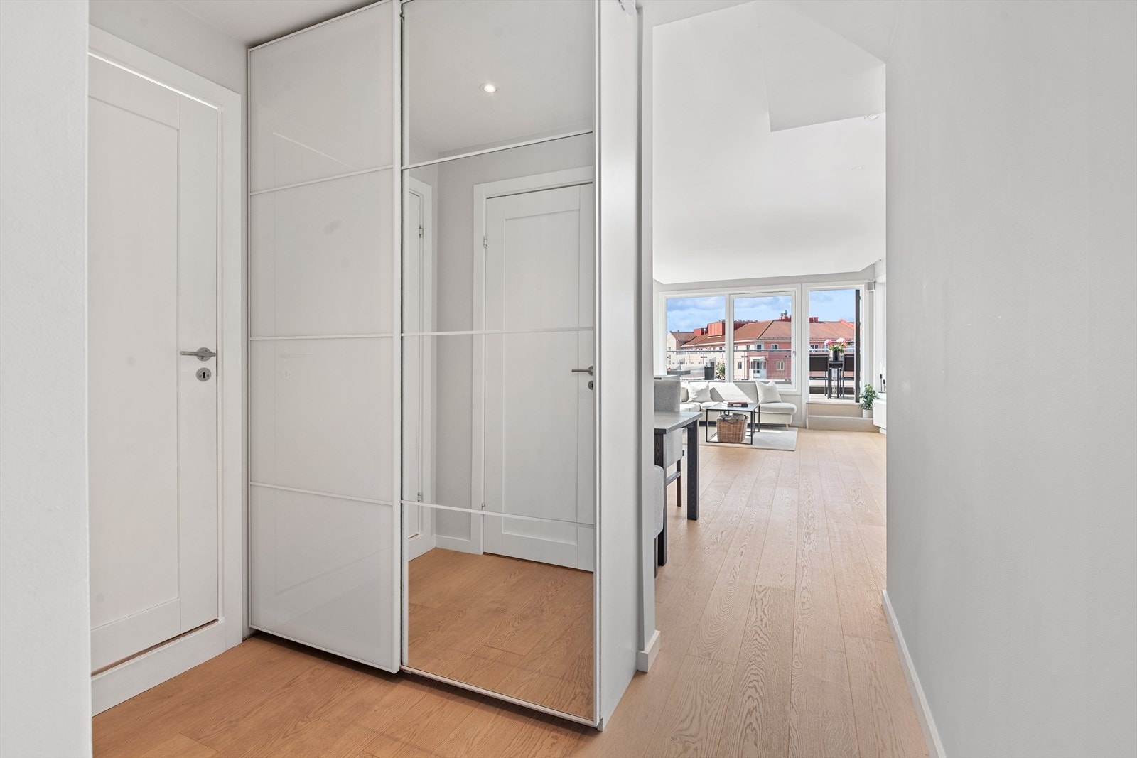 Velkommen inn - Innvendig bod og praktisk garderobeskap. I tillegg er det bod i 2.etg på ca. 7 kvm Galleribilde