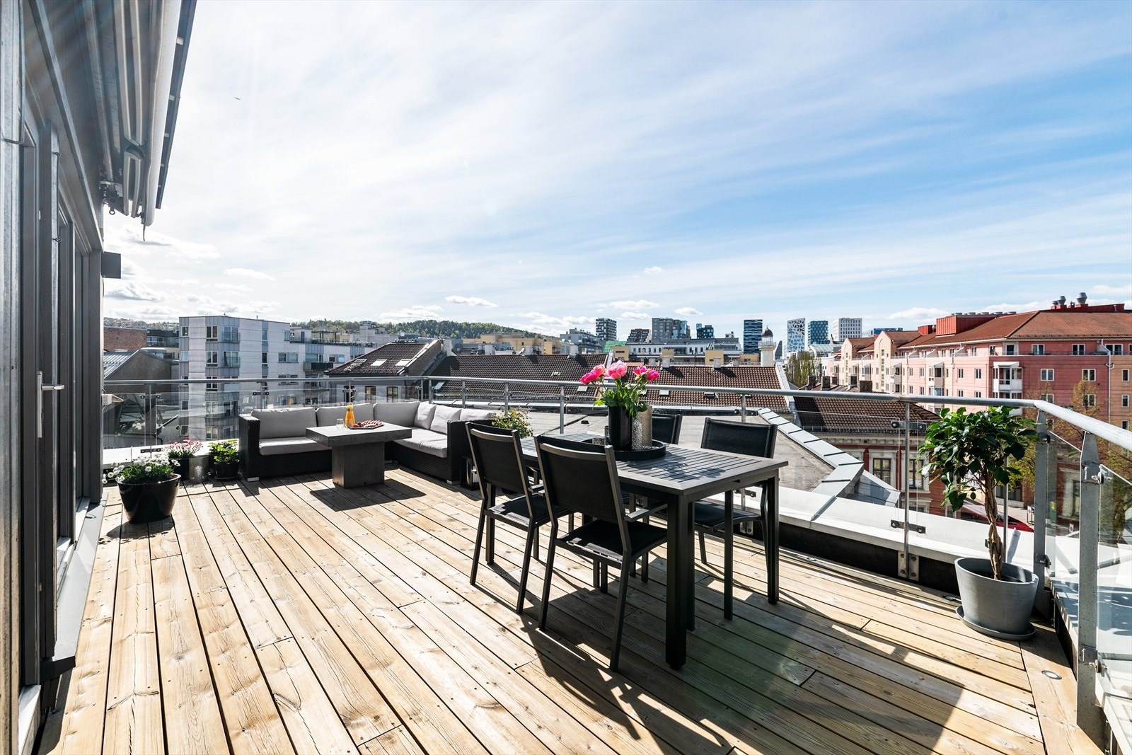 Boligen ligger høyt og fritt med gåavstand til alle fasiliteter byen har å by på Galleribilde