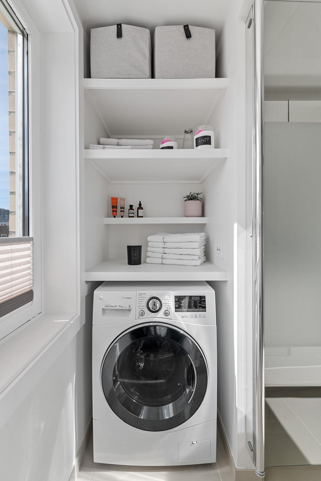 Praktisk vaskesøyle med opplegg for vaskemaskin og smart hyllesystem Galleribilde