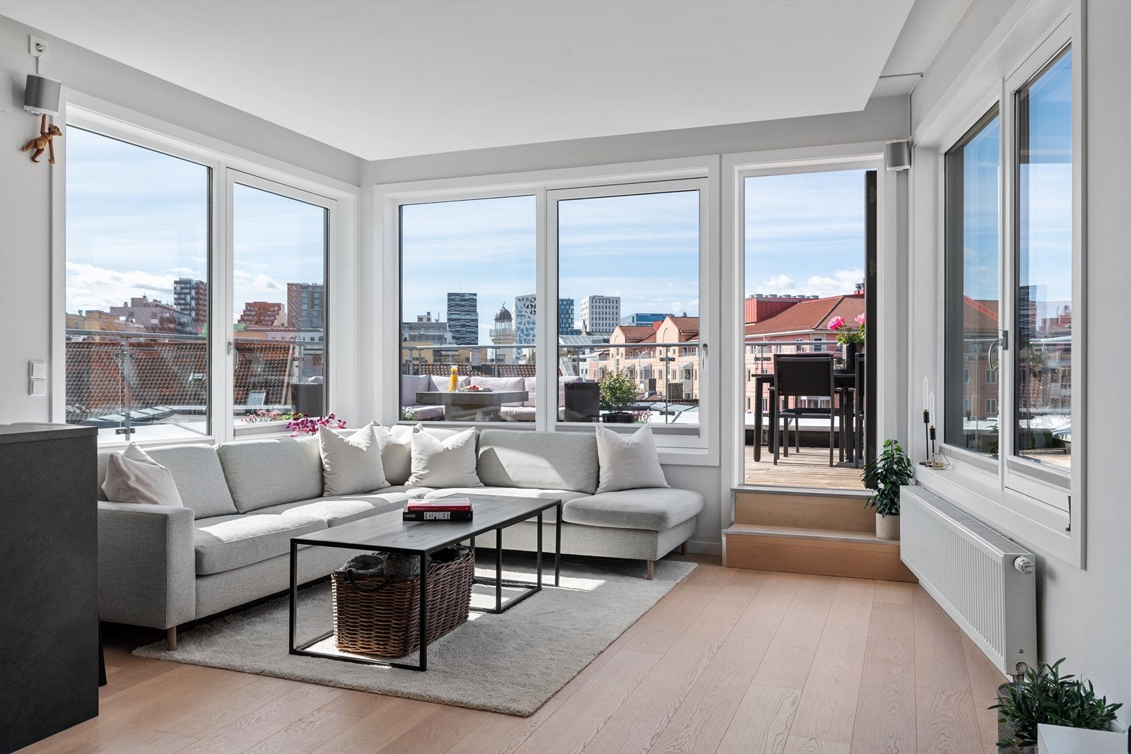 Fra stuen er det utgang til en fantastisk, privat takterrasse på hele 34 kvm Galleribilde