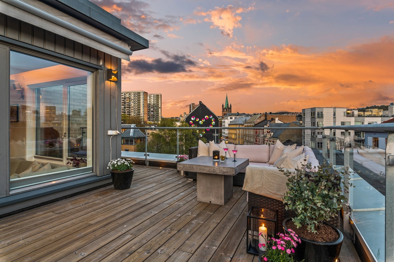 Det er god plass til både loungegruppe og spisebord - Utvendig markise montert Galleribilde