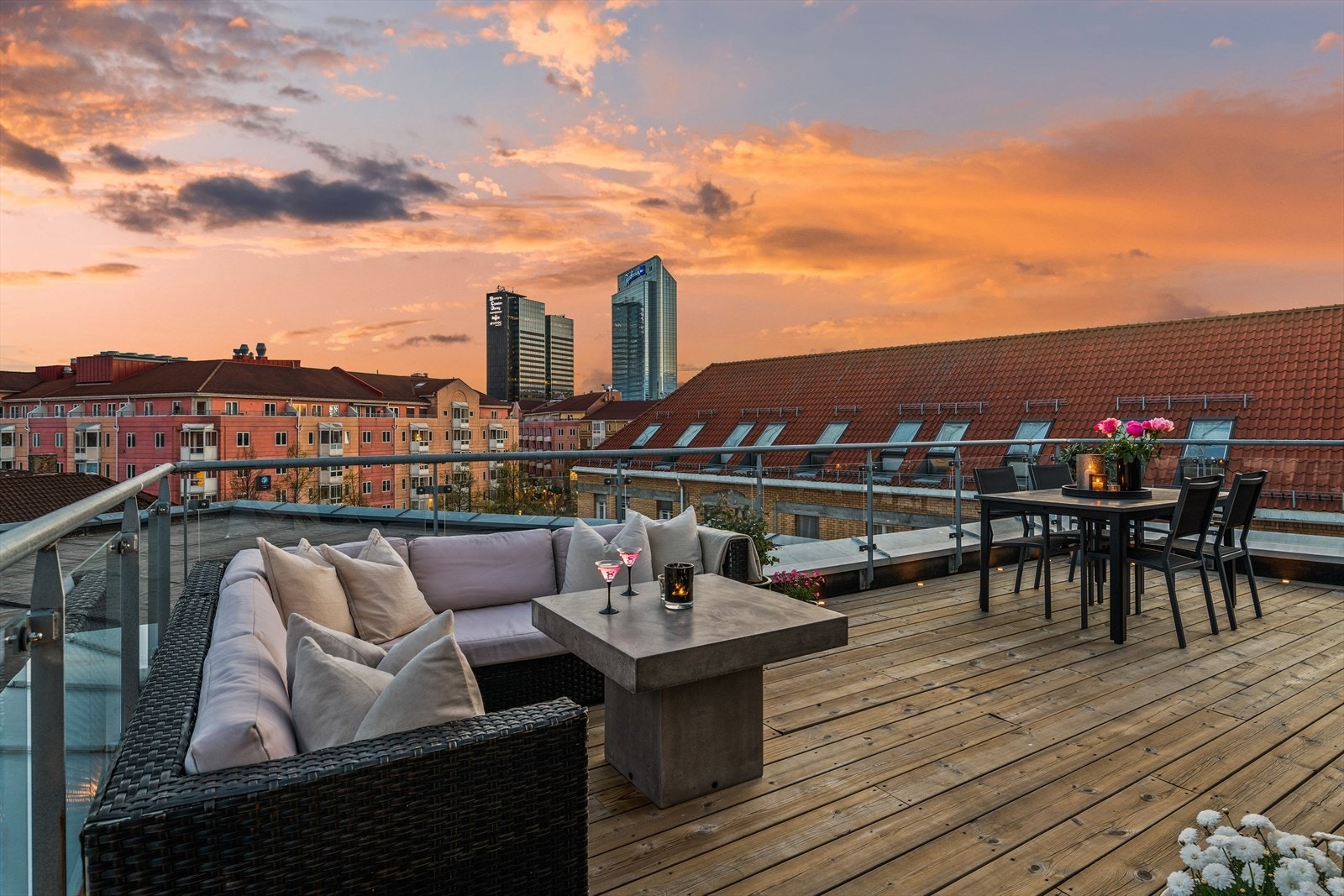 Gode solforhold - Terrassen omkranser hele stuen, noe som gjør at du har solen fra den står opp til den går ned Galleribilde