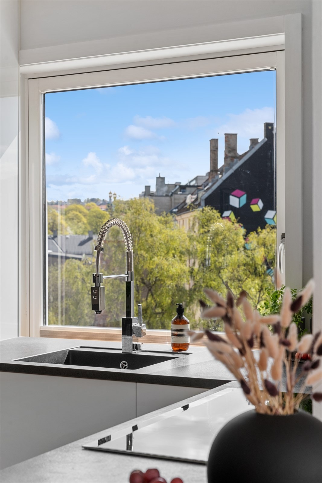 Utsyn og utsikt i flere himmelretninger - over tak- og tretopper, helt usjenert Galleribilde