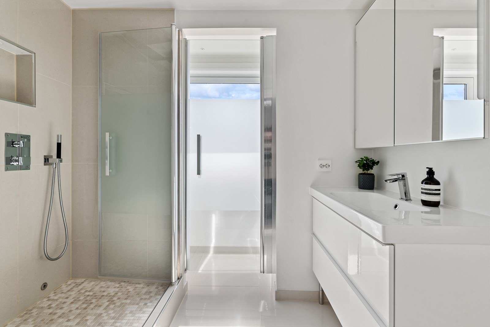 Delikat og innbydende baderom fra 2019 Galleribilde