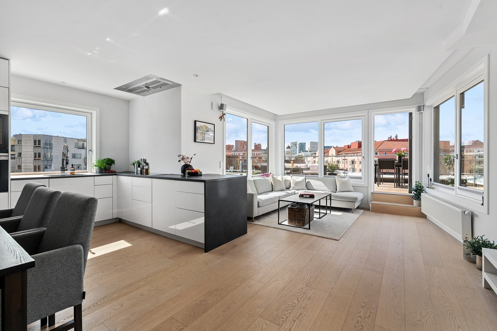 En lys og unik 3-roms med store vindusflater, godt lysinnsipp og flott utsikt Galleribilde