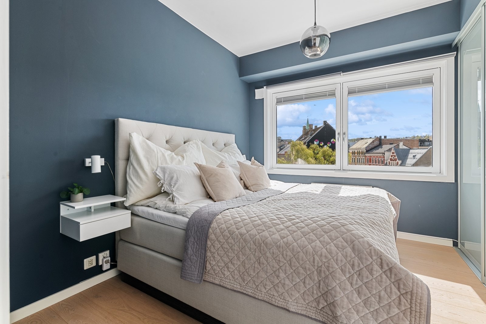 Lunt og delikat hovedsoverom med stor skyvedørsgarderobe og plass til nattbord og kommode Galleribilde