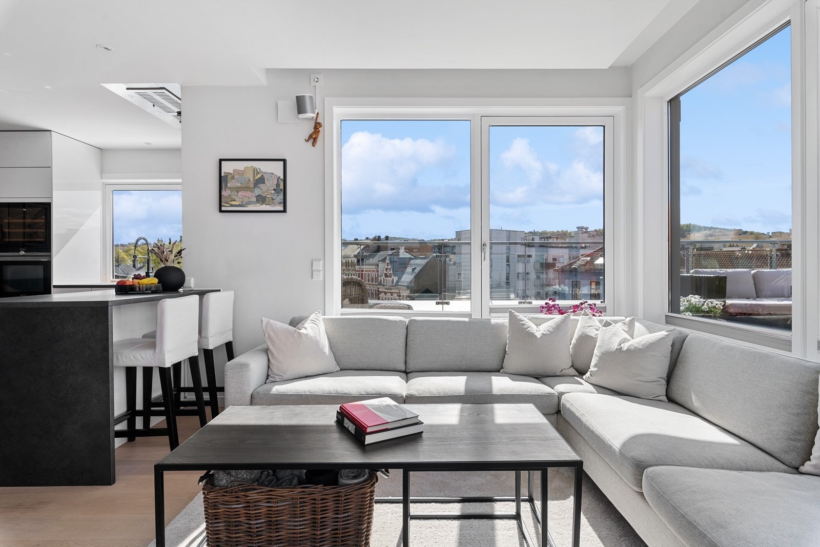 Boligen har et nydelig lysinnslipp - solskjerming montert på alle vinduer i stuen Galleribilde