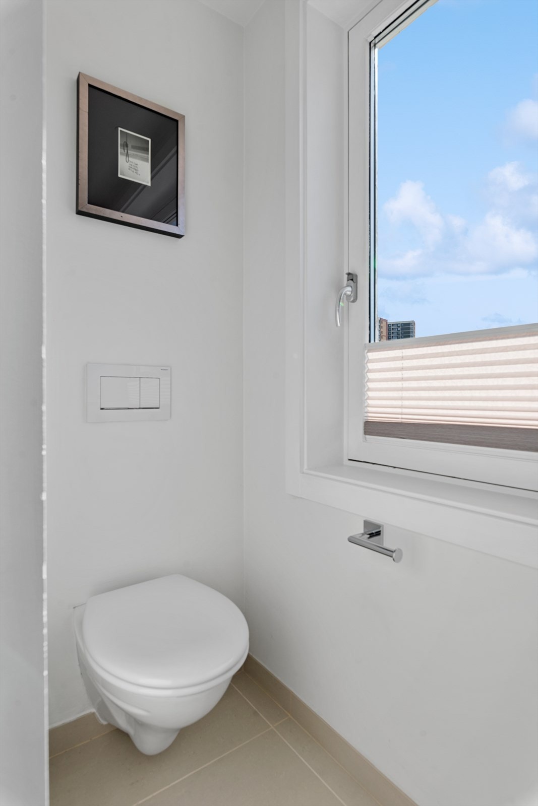 En blendet glassdør skiller av til wc - Stort vindu med utsyn over byen Galleribilde