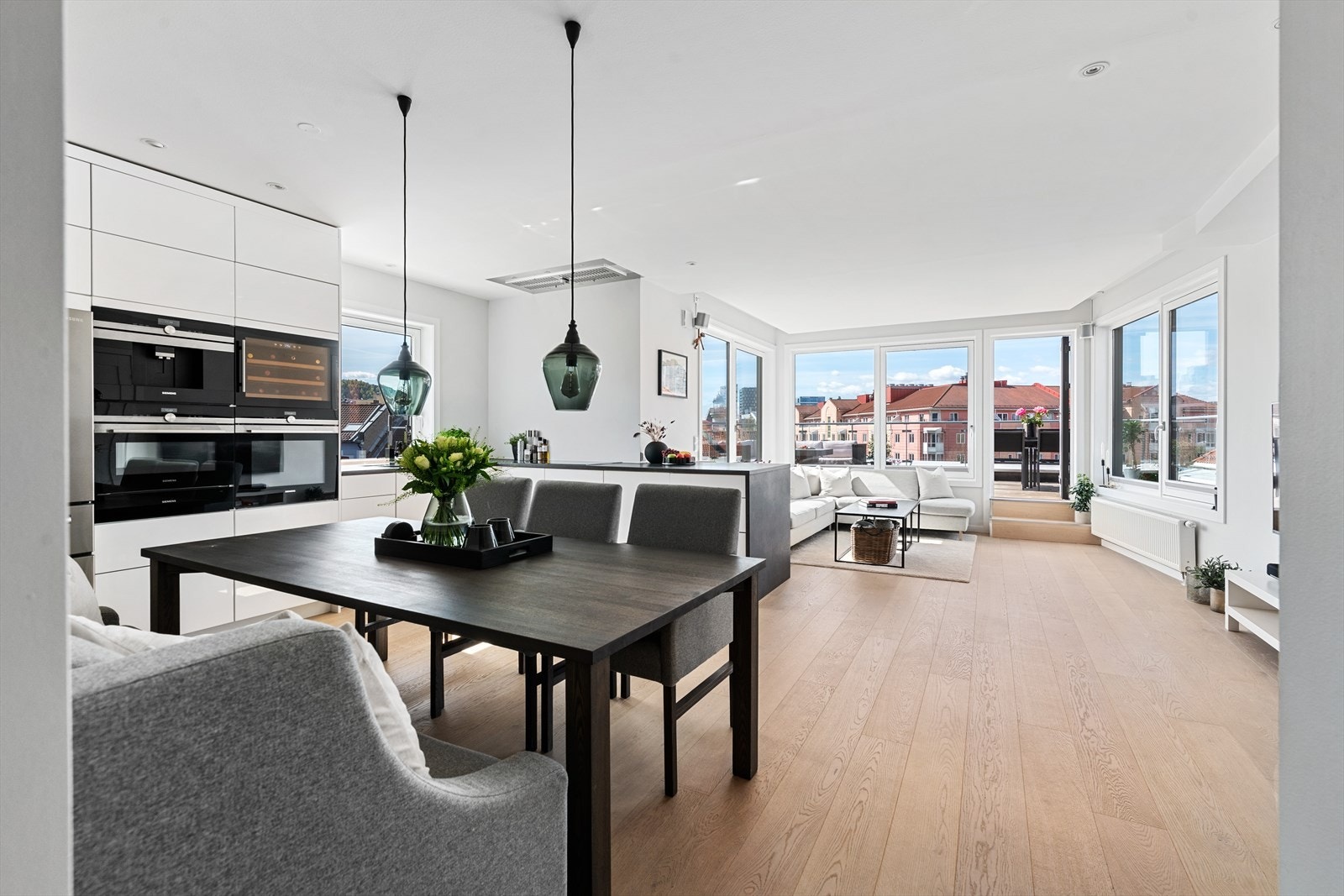 Plass til stort, sosialt langbord på kjøkkenet Galleribilde