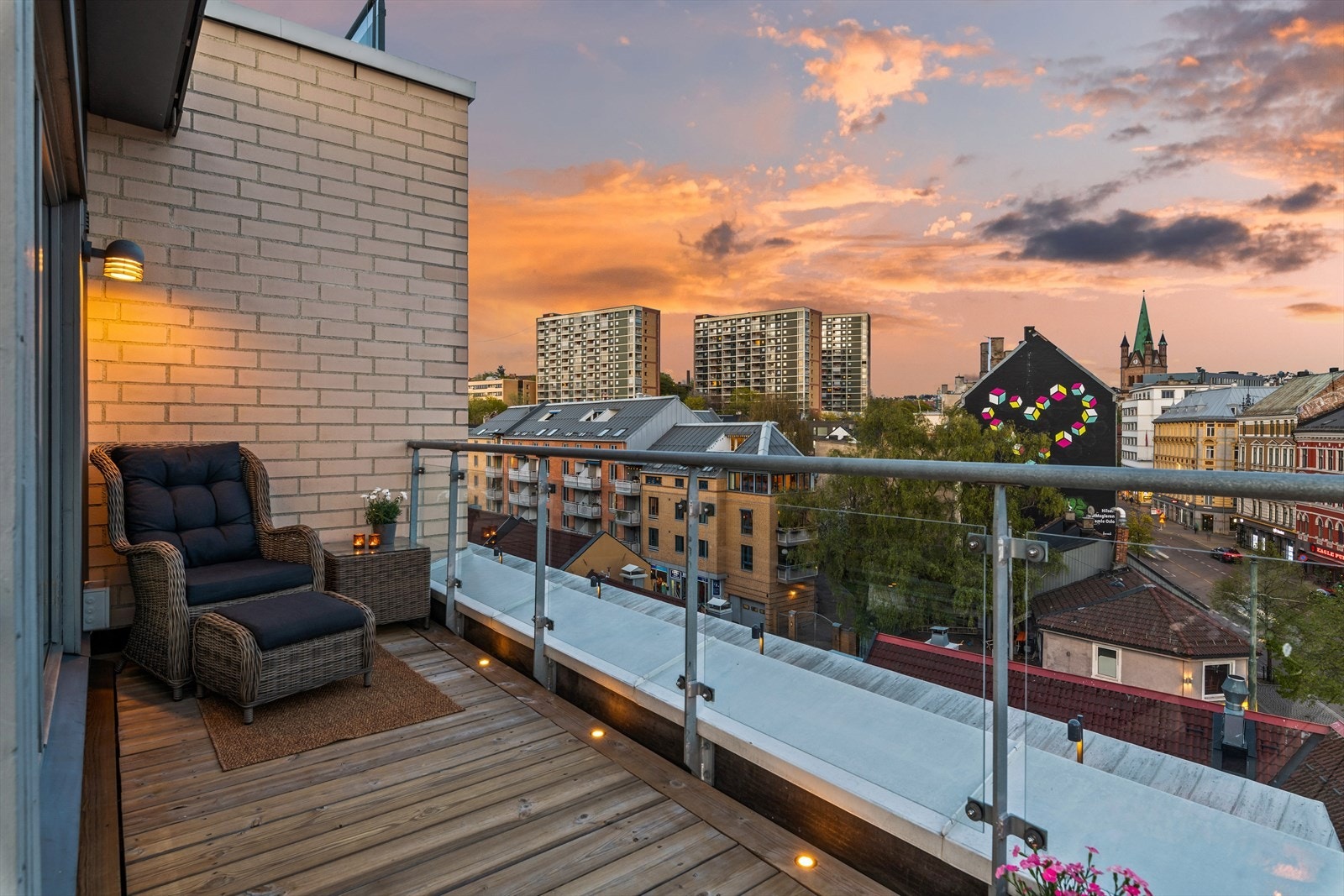 Terrassens størrelse og utforming gir flere soner - sosiale sittegrupper, solseng eller for grilling og matlagning Galleribilde