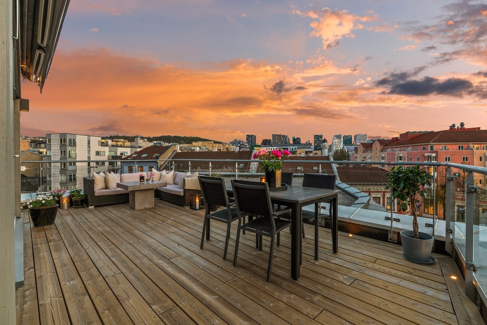 Solid tredekke på terrassegulvet (nylagt i 2018) Galleribilde