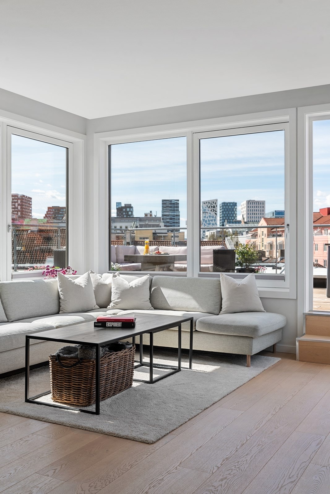 Store vinduer med panoramautsikt over vakre Oslo skyline over Barcode og Oslo Plaza Galleribilde