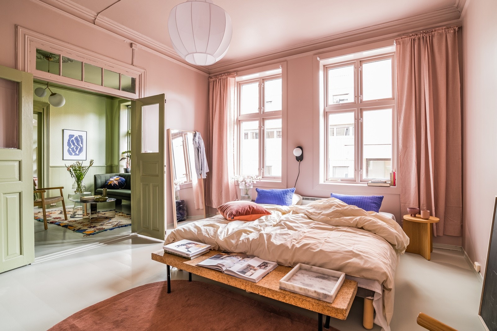 Dette dusrosa hovedsoverommet tar virkelig pusten fra deg. 2 store vinduer, en fantastisk takhøyde og rikelig med boltreplass. Hva mer kan man ønske seg? Galleribilde