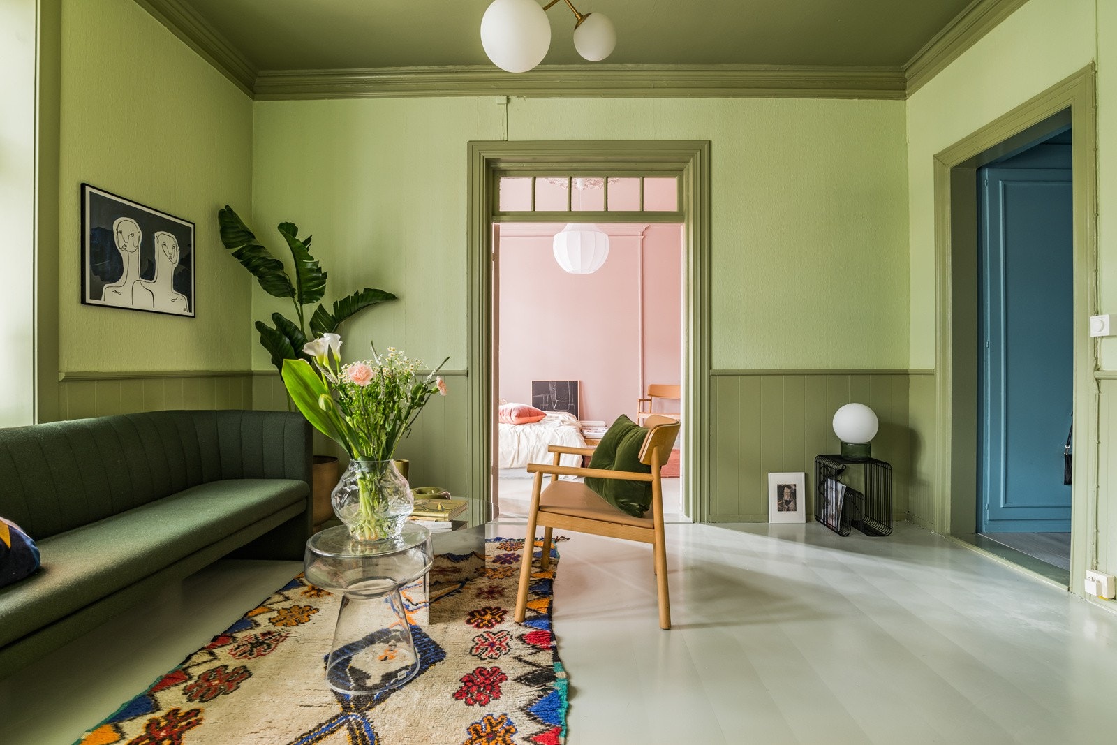 Stuen er selve hjertet i leilighet med et soverom på hver sin side Galleribilde