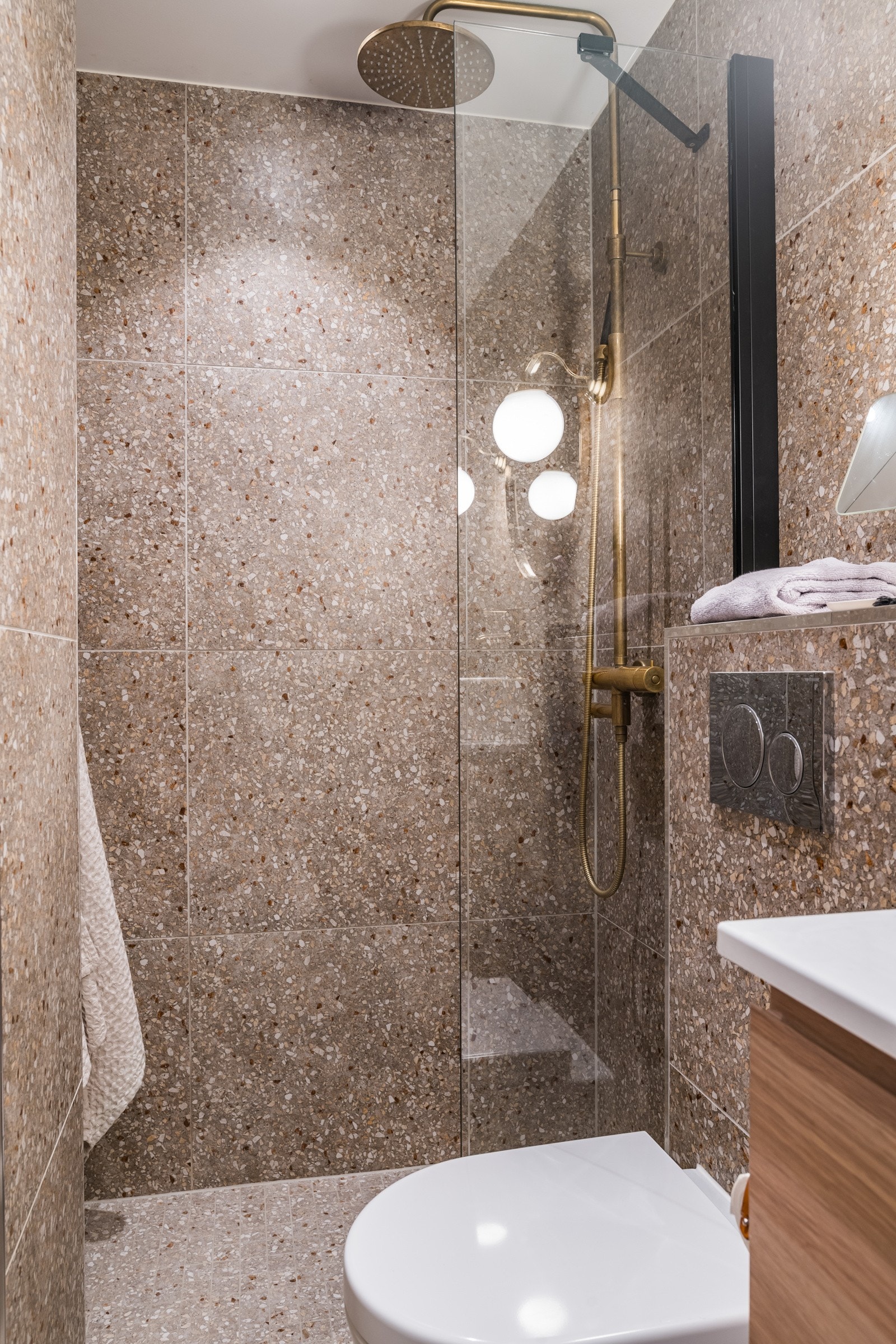 Det har 15 års garanti fra leverandør Sofienberg Bygg iflg. selger. Galleribilde