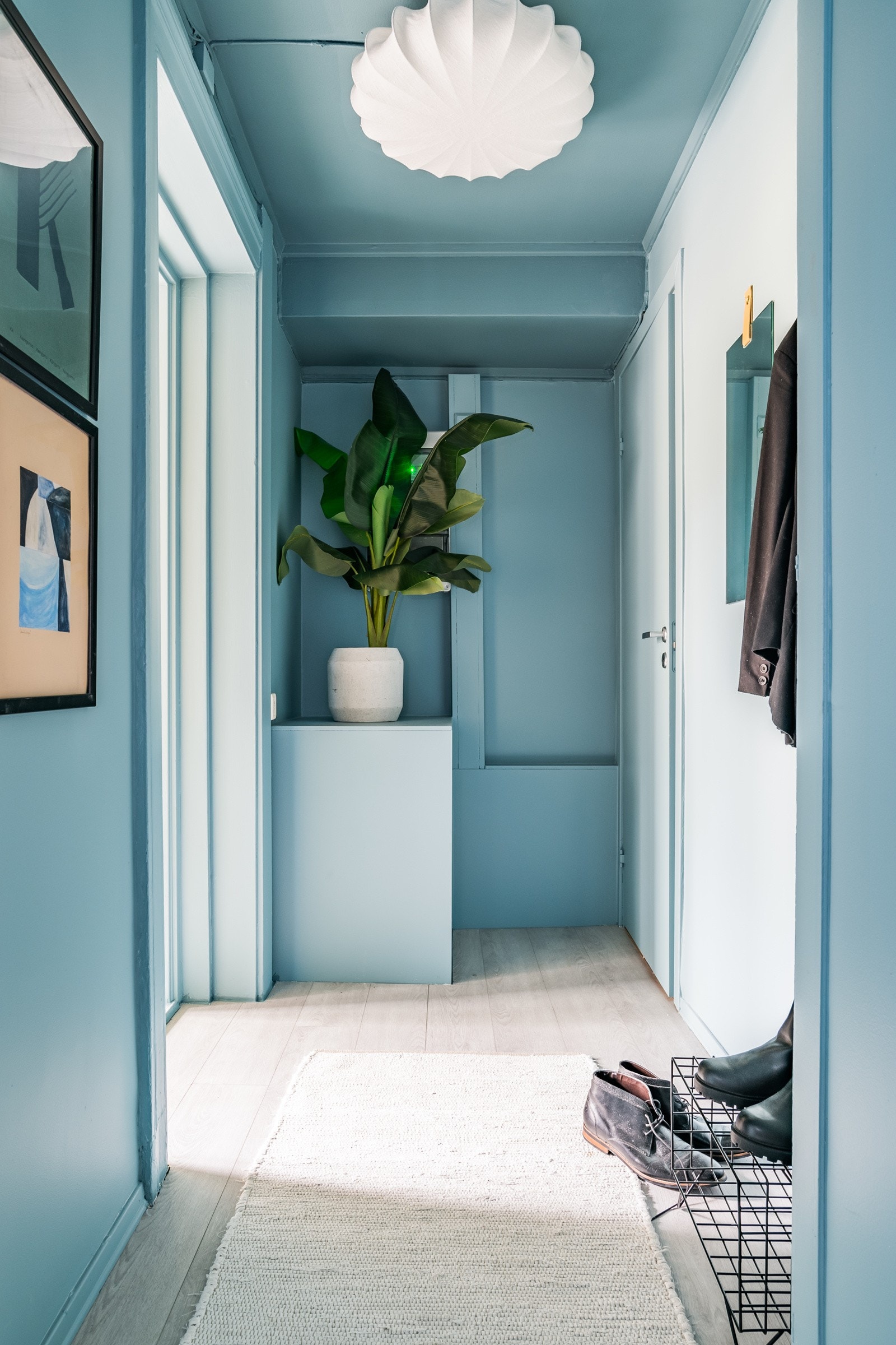 Inngangspartiet er malt i en frisk blåfarge, og sørger for et flott førsteinntrykk av leiligheten. Er du lei av en grå tilværelse bør du ta turen innom denne leiligheten:-) Galleribilde