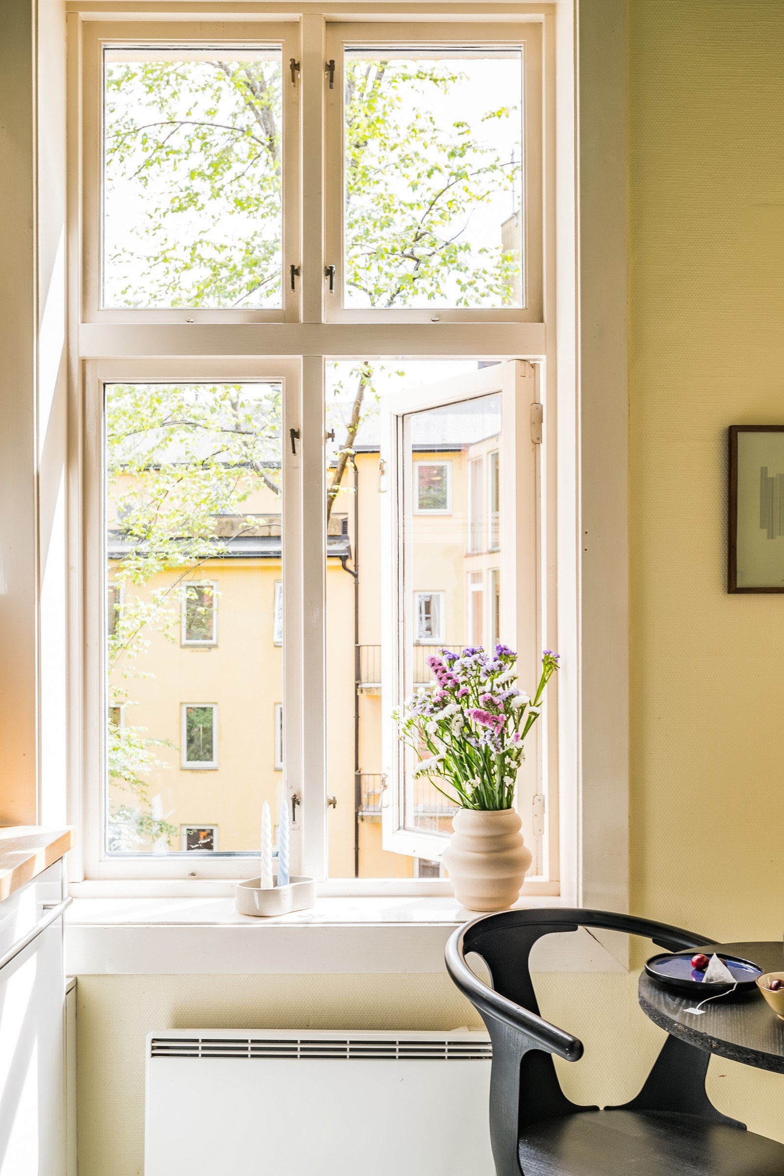 Her er det plass til et spisebord innerst ved vinduet med utsikt mot bakgården. Galleribilde