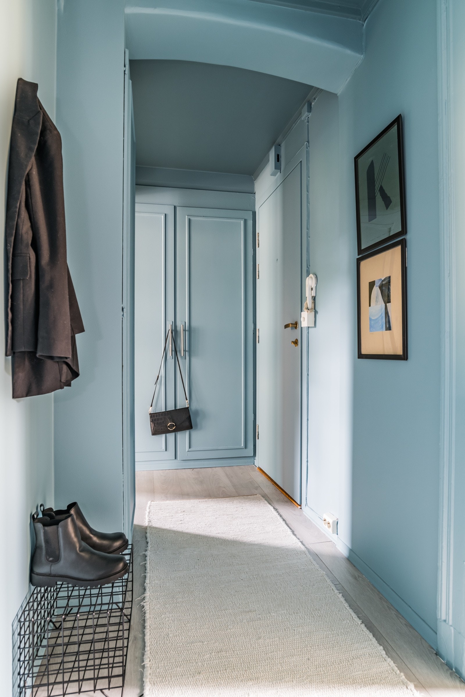 Integrerte skap langs veggen med hylleløsning gir ekstra oppbevaringsmuligheter. Galleribilde