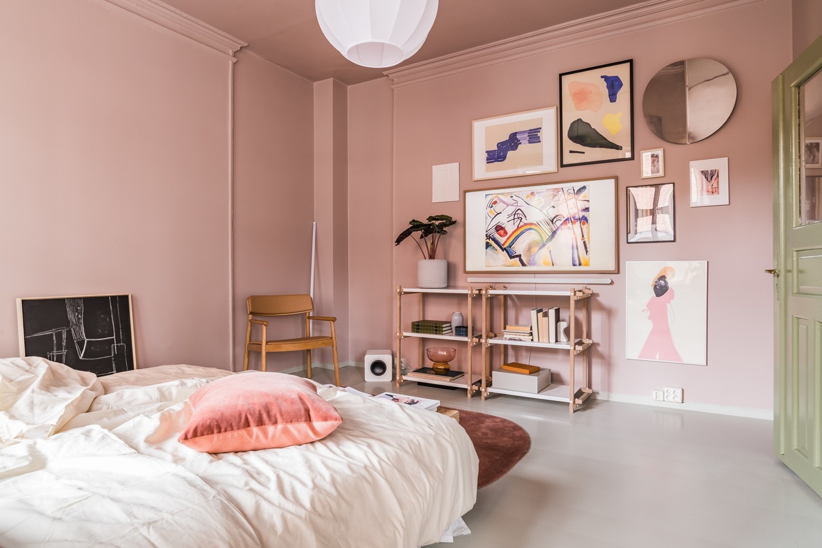 REKLAME - Leiligheten skal benyttes i en profileringskampanje for Samsung. Store veggflater på soverommet kan pyntes med hva du vil. Hva med en dekorativ bildecollage der den lekre og elegante design Tven The Frame smelter perfekt inn? Galleribilde