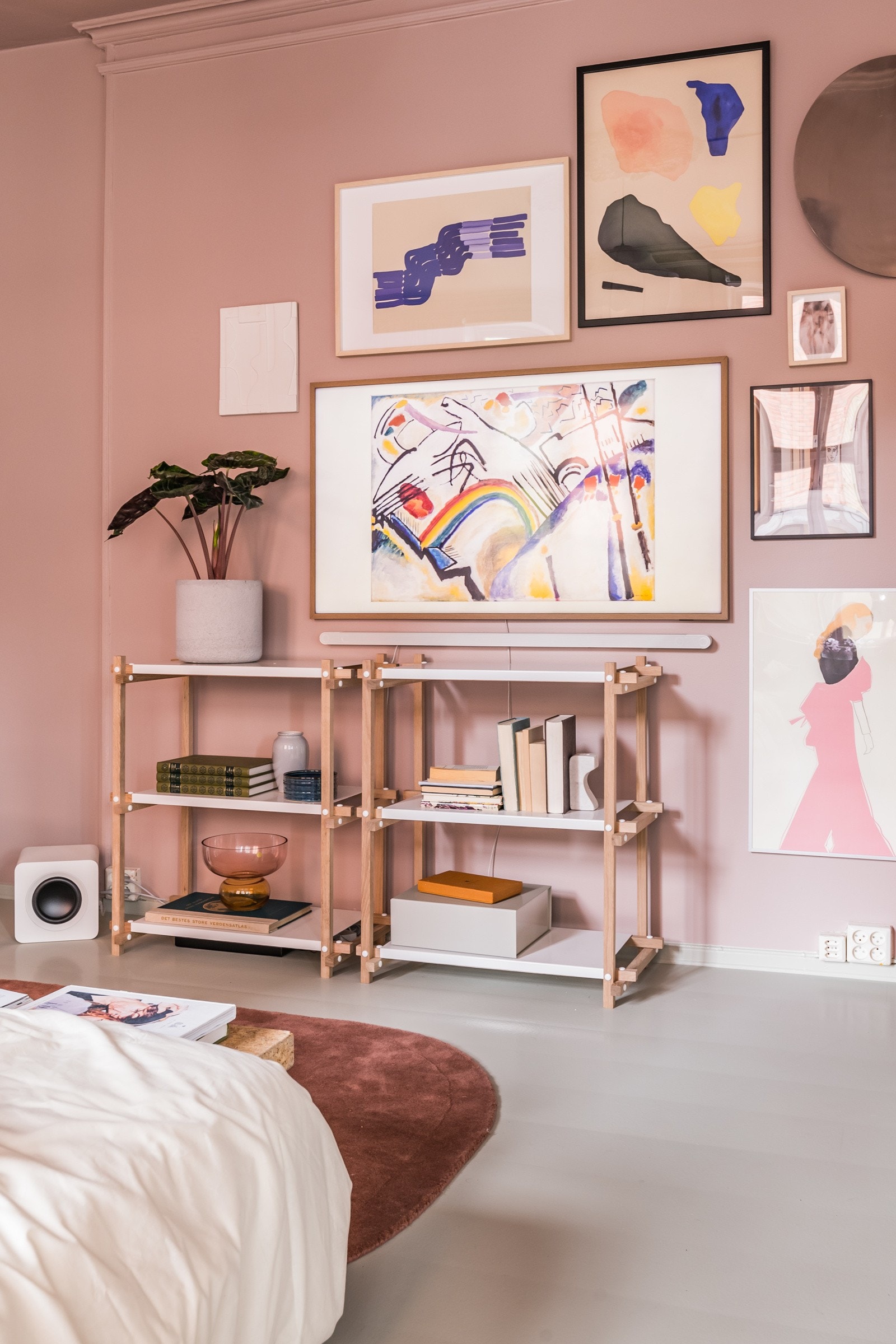 REKLAME - The Frame vil følge med denne leiligheten. Den er designet med en tynn bilderamme og matt skjerm uten refleksjon som gjør det mulig å oppleve kunsten slik den er tenkt. Du kan derfor forvandle The Frame til kunst når du ikke ser på TV Galleribilde